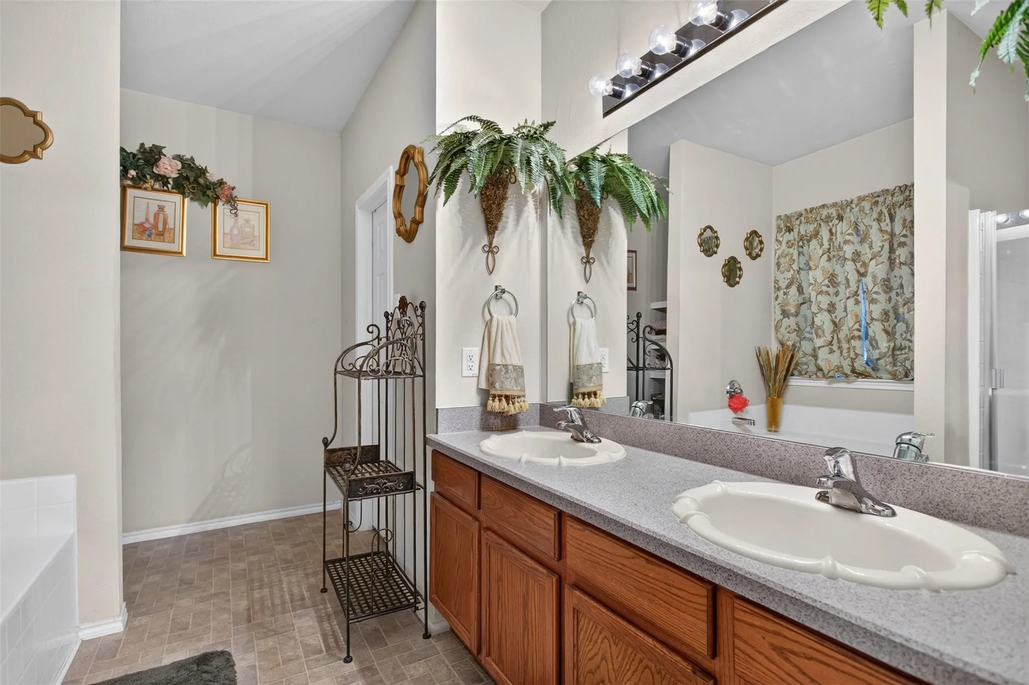 Single Family Residence For Sale in Kaufman County , 200 Independence Trail, Forney, Texas 75126, 3 Bedroom, 2 Bathroom, 4 Garage spaces, 1,970 Sqft, built in 2006, mls#21407658, Real Estate Agent in Forney, Homes For Sale in Kaufman county, Homes For Sale in Forney, Realtor in Forney Texas, Real Estate Brokerage Independent Realty Texas, Luminita Cordes Realtor