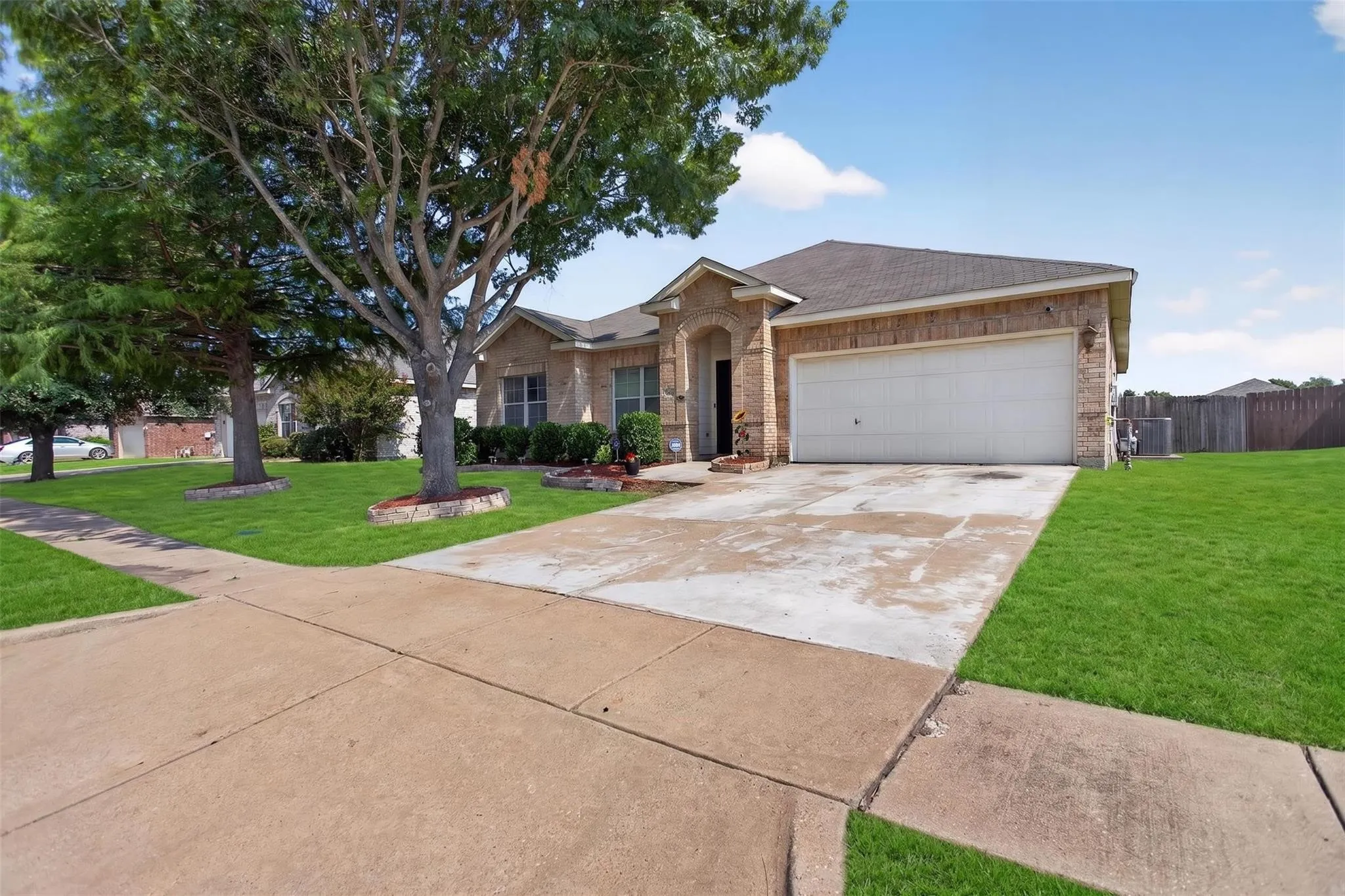Single Family Residence For Sale in Kaufman County , 200 Independence Trail, Forney, Texas 75126, 3 Bedroom, 2 Bathroom, 4 Garage spaces, 1,970 Sqft, built in 2006, mls#21407658, Real Estate Agent in Forney, Homes For Sale in Kaufman county, Homes For Sale in Forney, Realtor in Forney Texas, Real Estate Brokerage Independent Realty Texas, Luminita Cordes Realtor