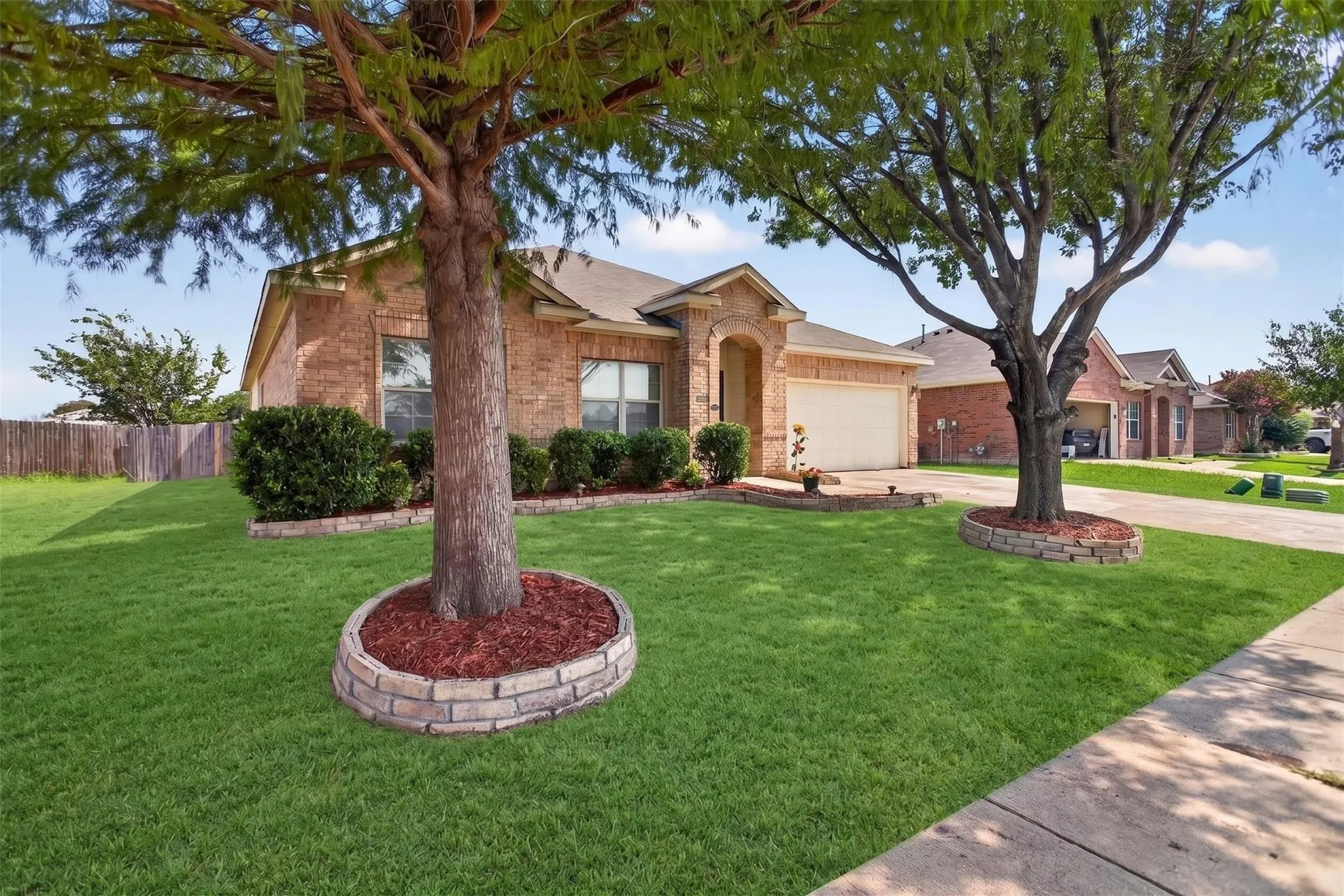 Single Family Residence For Sale in Kaufman County , 200 Independence Trail, Forney, Texas 75126, 3 Bedroom, 2 Bathroom, 4 Garage spaces, 1,970 Sqft, built in 2006, mls#21407658, Real Estate Agent in Forney, Homes For Sale in Kaufman county, Homes For Sale in Forney, Realtor in Forney Texas, Real Estate Brokerage Independent Realty Texas, Luminita Cordes Realtor
