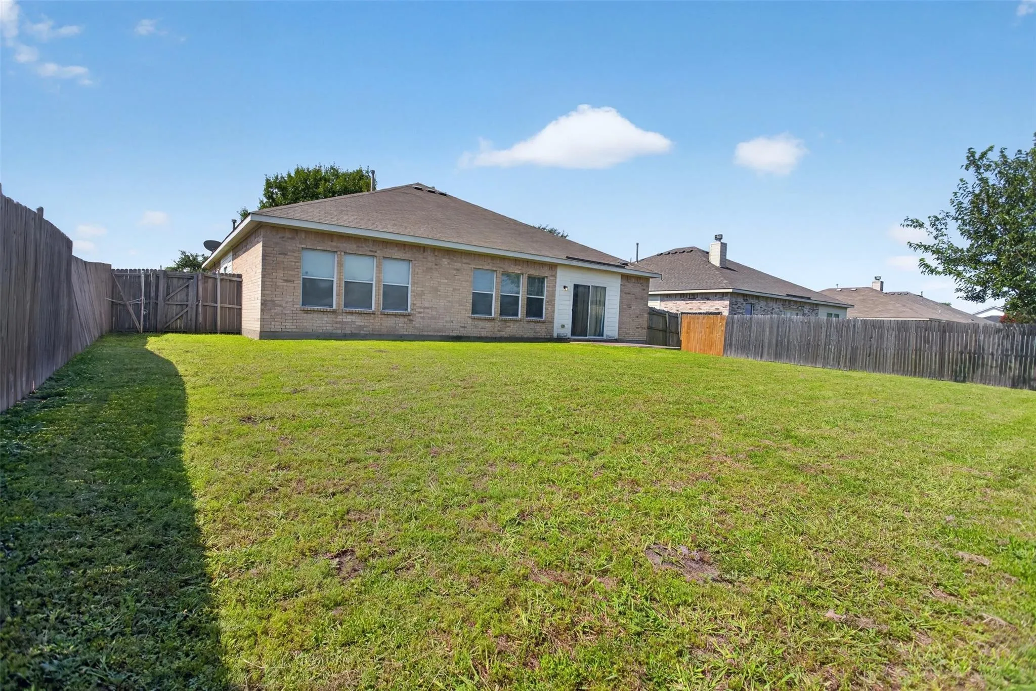 Single Family Residence For Sale in Kaufman County , 200 Independence Trail, Forney, Texas 75126, 3 Bedroom, 2 Bathroom, 4 Garage spaces, 1,970 Sqft, built in 2006, mls#21407658, Real Estate Agent in Forney, Homes For Sale in Kaufman county, Homes For Sale in Forney, Realtor in Forney Texas, Real Estate Brokerage Independent Realty Texas, Luminita Cordes Realtor