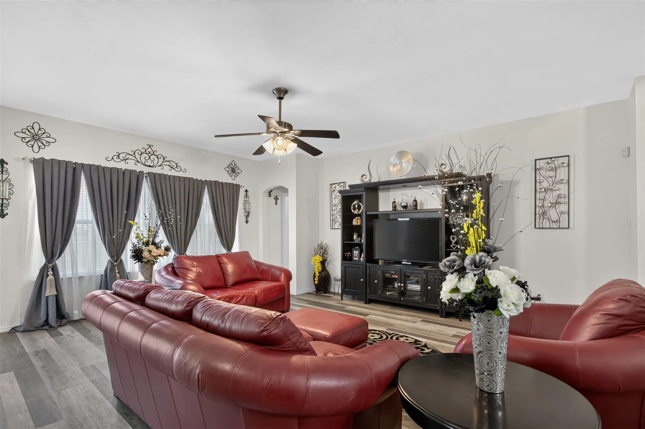 Single Family Residence For Sale in Kaufman County , 200 Independence Trail, Forney, Texas 75126, 3 Bedroom, 2 Bathroom, 4 Garage spaces, 1,970 Sqft, built in 2006, mls#21407658, Real Estate Agent in Forney, Homes For Sale in Kaufman county, Homes For Sale in Forney, Realtor in Forney Texas, Real Estate Brokerage Independent Realty Texas, Luminita Cordes Realtor