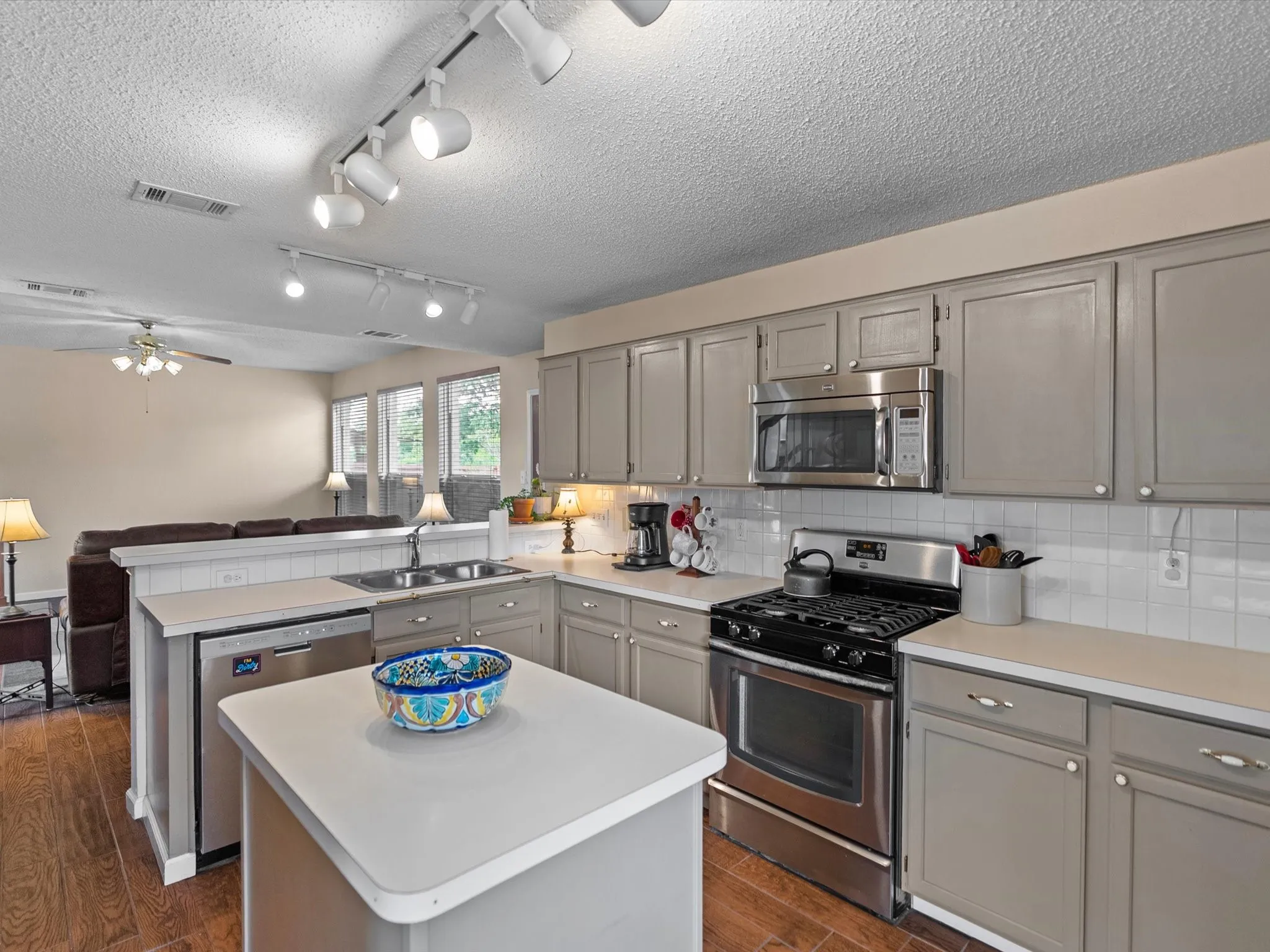 Single Family Residence For Sale in Dallas County , 7501 Gillon Drive, Rowlett, Texas 75089, 4 Bedroom, 3 Bathroom, Garage spaces, 2,481 Sqft, built in 1993, mls#21397894, Real Estate Agent in Rowlett, Homes For Sale in Dallas county, Homes For Sale in Rowlett, Realtor in Rowlett Texas, Real Estate Brokerage Independent Realty Texas, Luminita Cordes Realtor