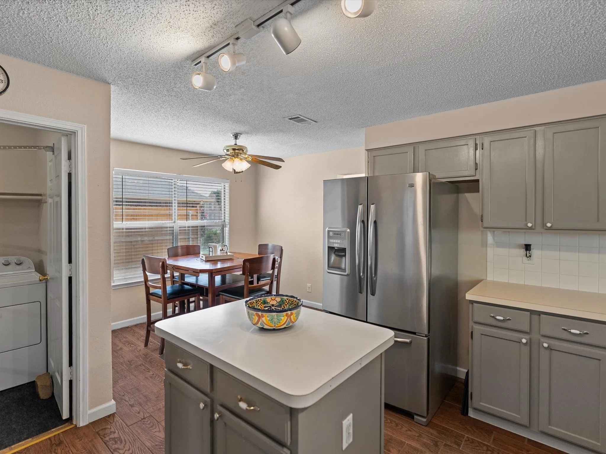 Single Family Residence For Sale in Dallas County , 7501 Gillon Drive, Rowlett, Texas 75089, 4 Bedroom, 3 Bathroom, Garage spaces, 2,481 Sqft, built in 1993, mls#21397894, Real Estate Agent in Rowlett, Homes For Sale in Dallas county, Homes For Sale in Rowlett, Realtor in Rowlett Texas, Real Estate Brokerage Independent Realty Texas, Luminita Cordes Realtor