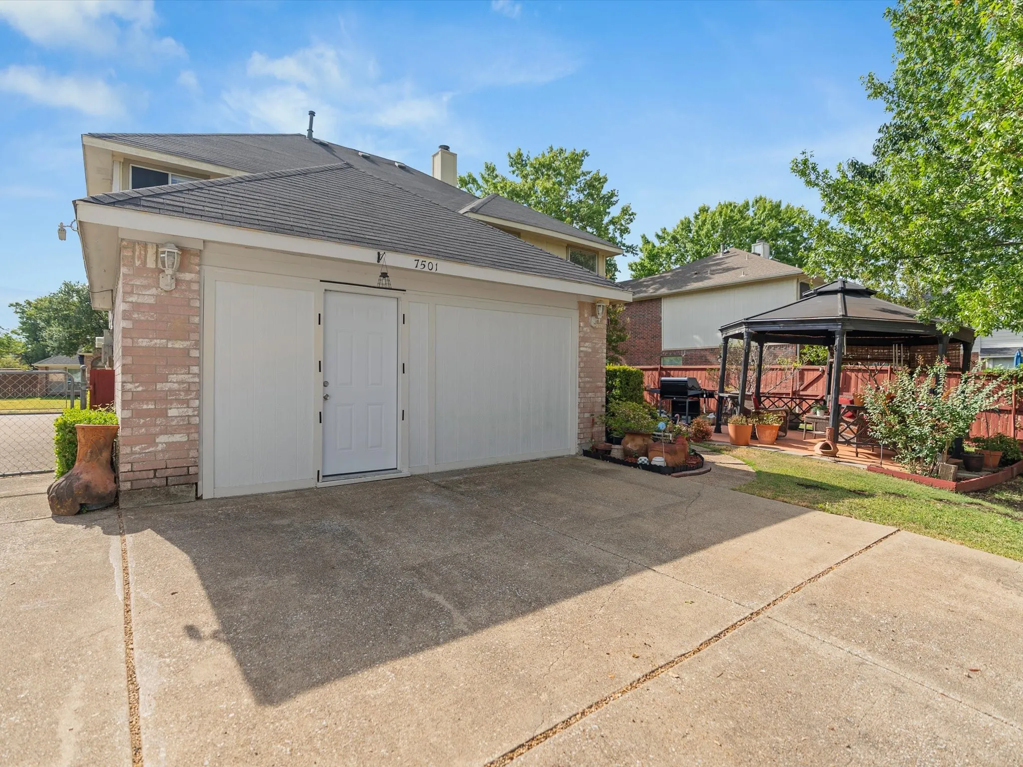 Single Family Residence For Sale in Dallas County , 7501 Gillon Drive, Rowlett, Texas 75089, 4 Bedroom, 3 Bathroom, Garage spaces, 2,481 Sqft, built in 1993, mls#21397894, Real Estate Agent in Rowlett, Homes For Sale in Dallas county, Homes For Sale in Rowlett, Realtor in Rowlett Texas, Real Estate Brokerage Independent Realty Texas, Luminita Cordes Realtor