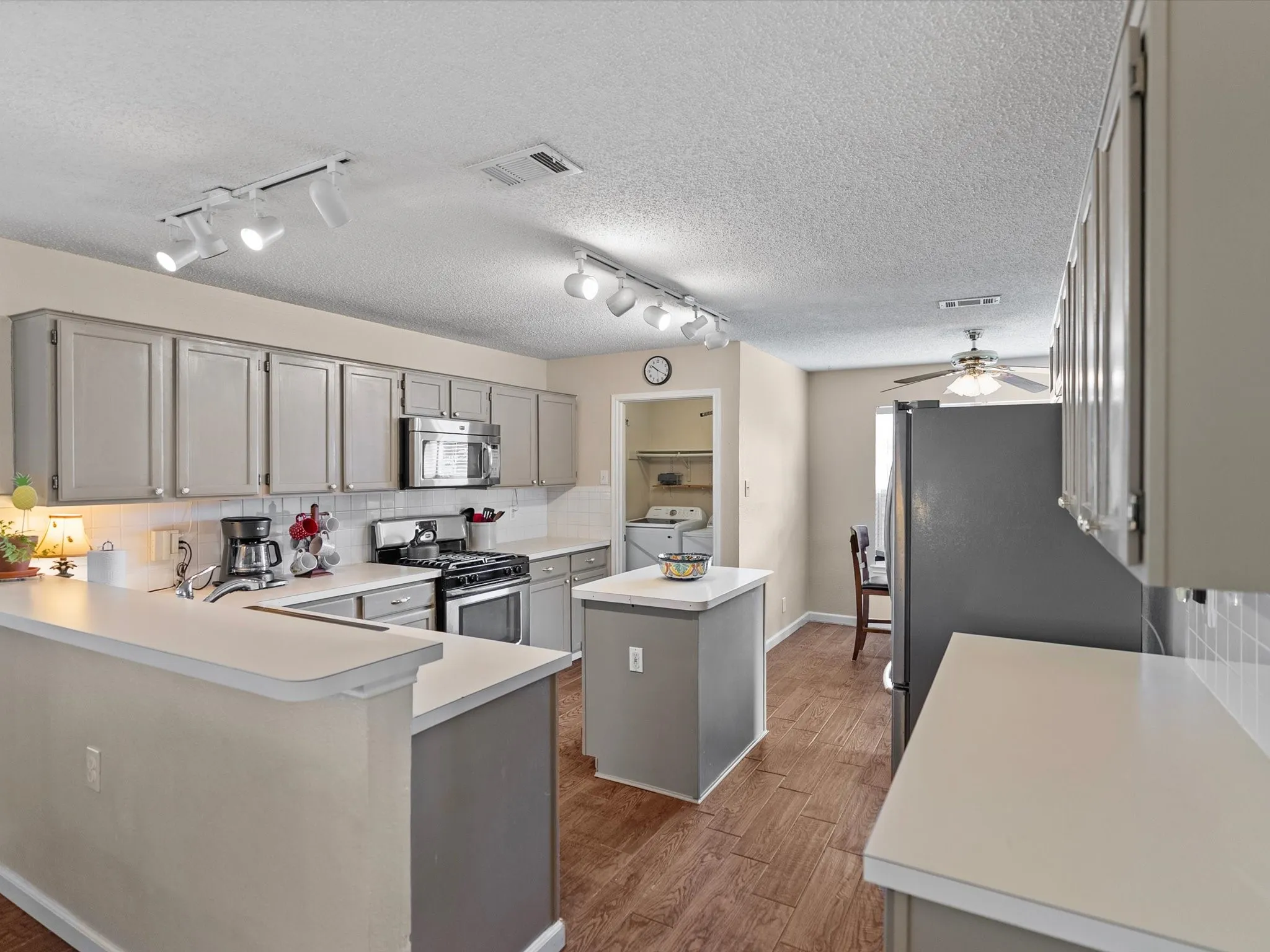 Single Family Residence For Sale in Dallas County , 7501 Gillon Drive, Rowlett, Texas 75089, 4 Bedroom, 3 Bathroom, Garage spaces, 2,481 Sqft, built in 1993, mls#21397894, Real Estate Agent in Rowlett, Homes For Sale in Dallas county, Homes For Sale in Rowlett, Realtor in Rowlett Texas, Real Estate Brokerage Independent Realty Texas, Luminita Cordes Realtor