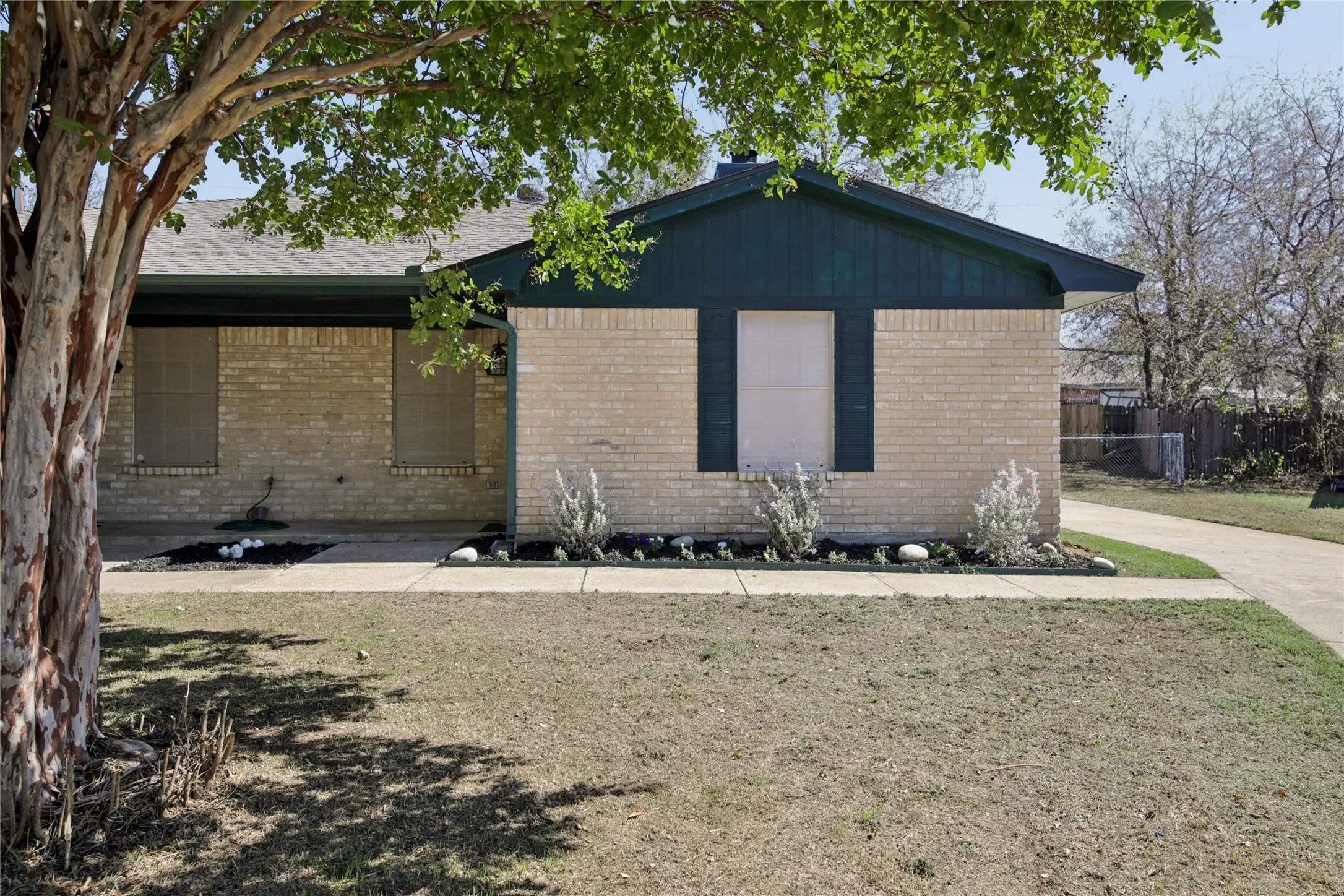 Single Family Residence For Sale in Tarrant County , 7724 Jennifer Lane, North Richland Hills, Texas 76182, 2 Bedroom, 2 Bathroom, Garage spaces, 1,077 Sqft, built in 1984, mls#21407568, Real Estate Agent in North Richland Hills, Homes For Sale in Tarrant county, Homes For Sale in North Richland Hills, Realtor in North Richland Hills Texas, Real Estate Brokerage Independent Realty Texas, Luminita Cordes Realtor