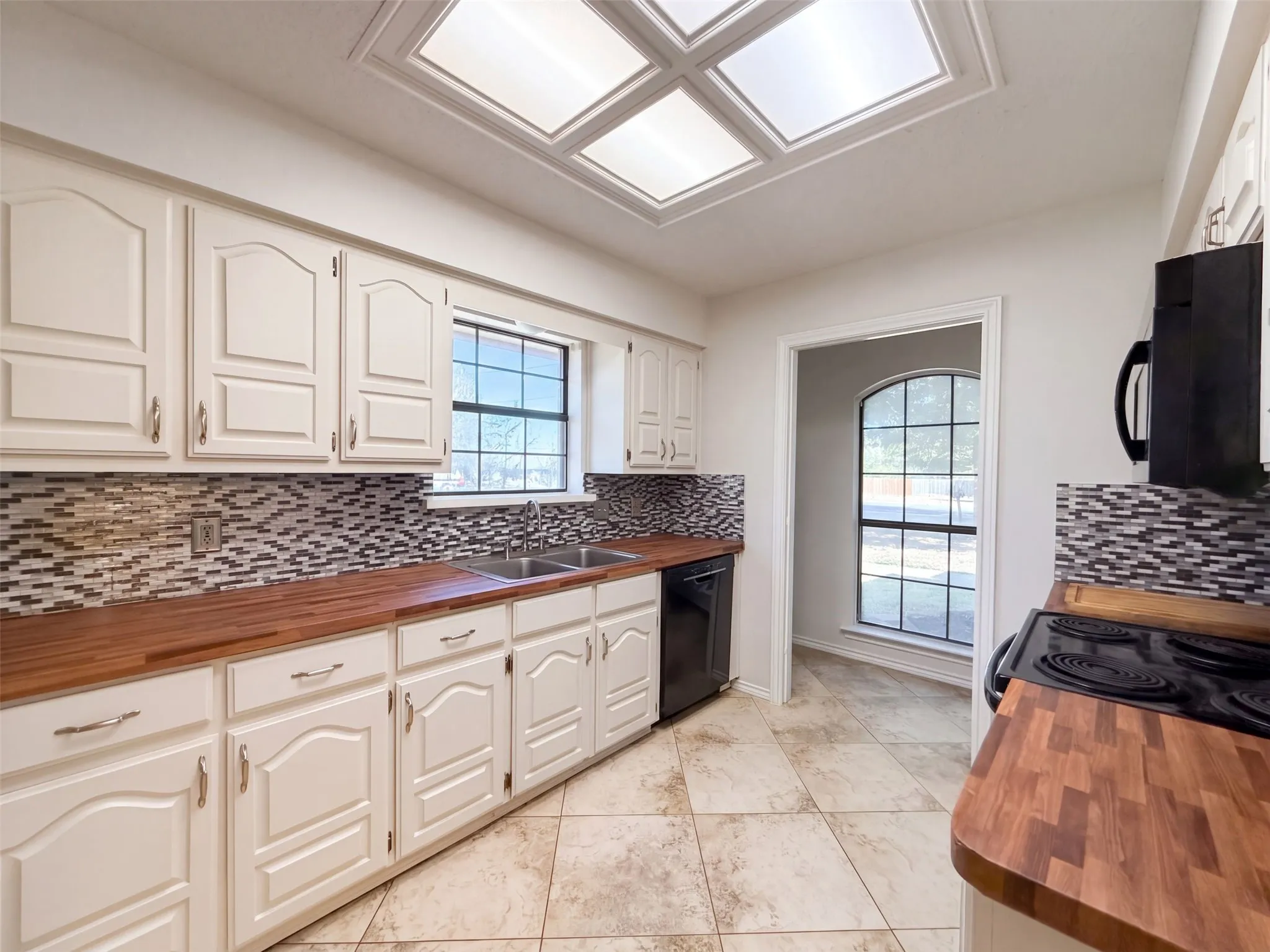 Single Family Residence For Sale in Ellis County , 133 Jason Drive, Red Oak, Texas 75154, 3 Bedroom, 2 Bathroom, 2 Garage spaces, 2,095 Sqft, built in 1987, mls#21407663, Real Estate Agent in Red Oak, Homes For Sale in Ellis county, Homes For Sale in Red Oak, Realtor in Red Oak Texas, Real Estate Brokerage Independent Realty Texas, Luminita Cordes Realtor