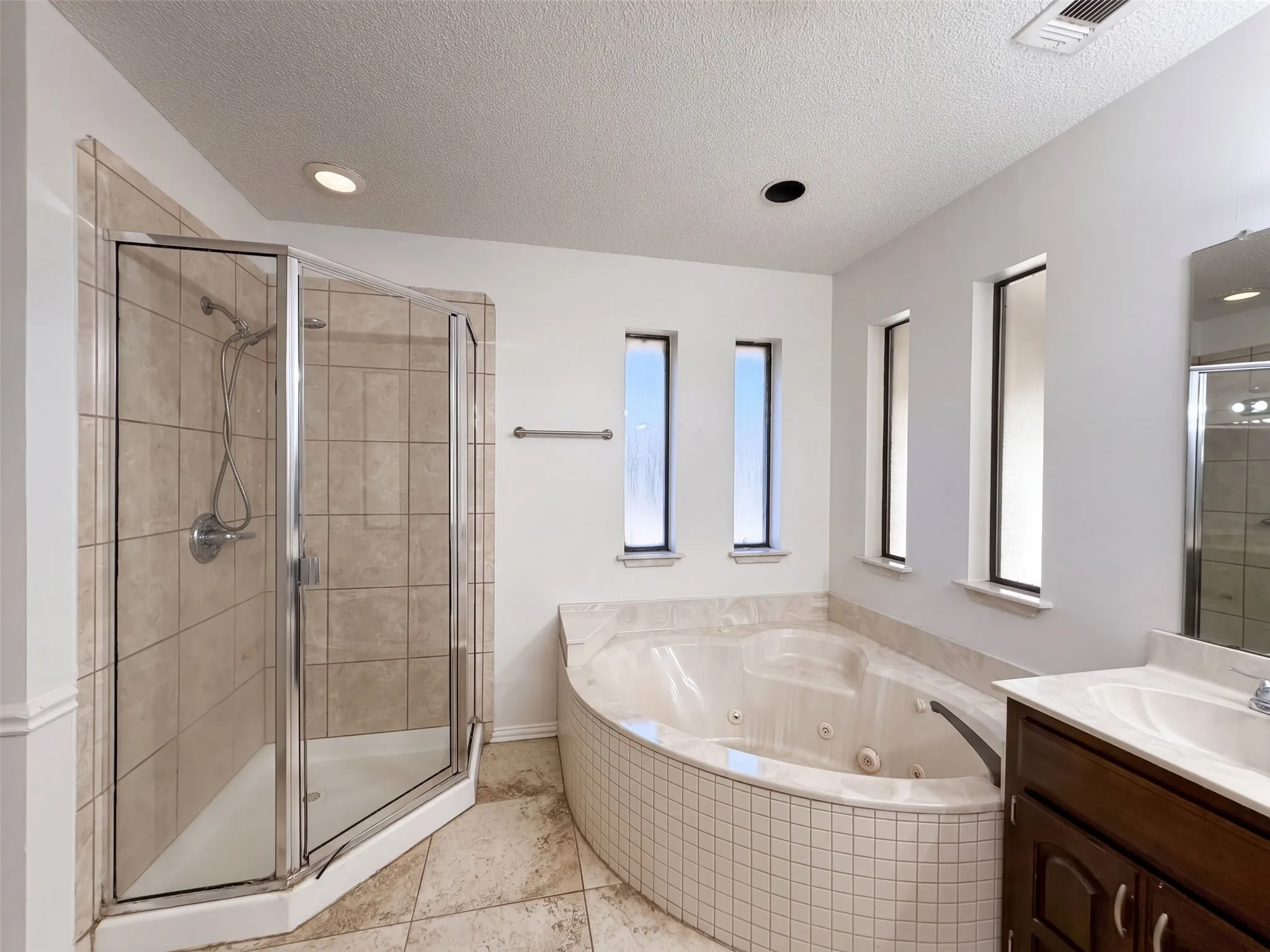 Single Family Residence For Sale in Ellis County , 133 Jason Drive, Red Oak, Texas 75154, 3 Bedroom, 2 Bathroom, 2 Garage spaces, 2,095 Sqft, built in 1987, mls#21407663, Real Estate Agent in Red Oak, Homes For Sale in Ellis county, Homes For Sale in Red Oak, Realtor in Red Oak Texas, Real Estate Brokerage Independent Realty Texas, Luminita Cordes Realtor