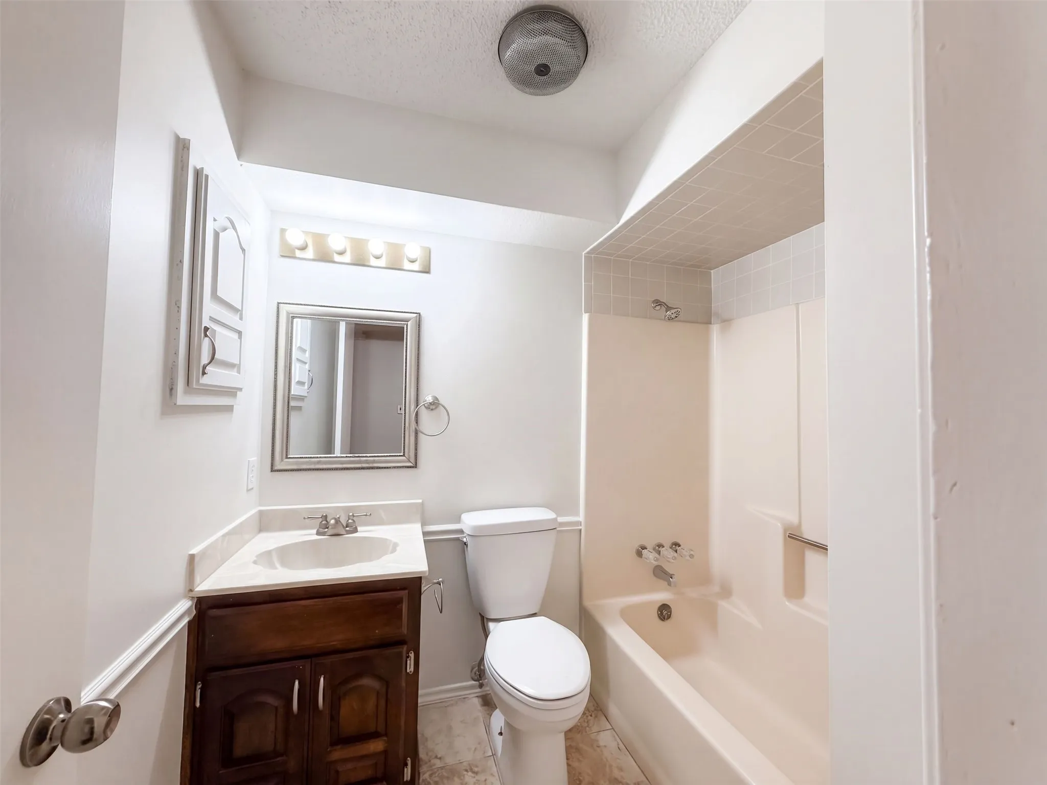 Single Family Residence For Sale in Ellis County , 133 Jason Drive, Red Oak, Texas 75154, 3 Bedroom, 2 Bathroom, 2 Garage spaces, 2,095 Sqft, built in 1987, mls#21407663, Real Estate Agent in Red Oak, Homes For Sale in Ellis county, Homes For Sale in Red Oak, Realtor in Red Oak Texas, Real Estate Brokerage Independent Realty Texas, Luminita Cordes Realtor