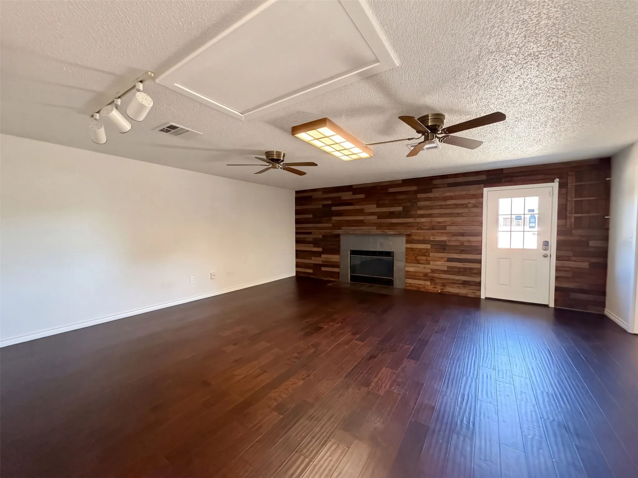 Single Family Residence For Sale in Ellis County , 133 Jason Drive, Red Oak, Texas 75154, 3 Bedroom, 2 Bathroom, 2 Garage spaces, 2,095 Sqft, built in 1987, mls#21407663, Real Estate Agent in Red Oak, Homes For Sale in Ellis county, Homes For Sale in Red Oak, Realtor in Red Oak Texas, Real Estate Brokerage Independent Realty Texas, Luminita Cordes Realtor