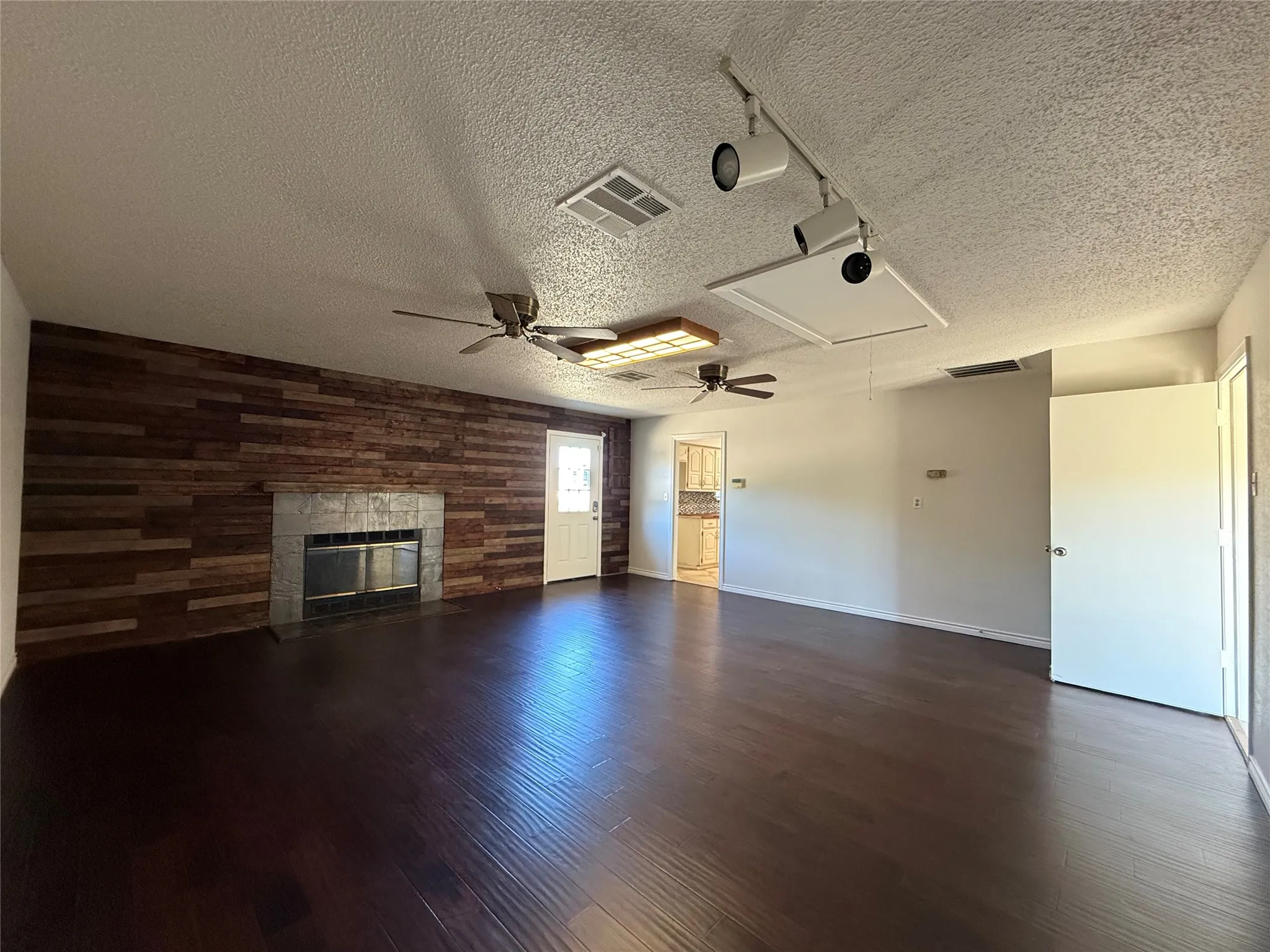 Single Family Residence For Sale in Ellis County , 133 Jason Drive, Red Oak, Texas 75154, 3 Bedroom, 2 Bathroom, 2 Garage spaces, 2,095 Sqft, built in 1987, mls#21407663, Real Estate Agent in Red Oak, Homes For Sale in Ellis county, Homes For Sale in Red Oak, Realtor in Red Oak Texas, Real Estate Brokerage Independent Realty Texas, Luminita Cordes Realtor