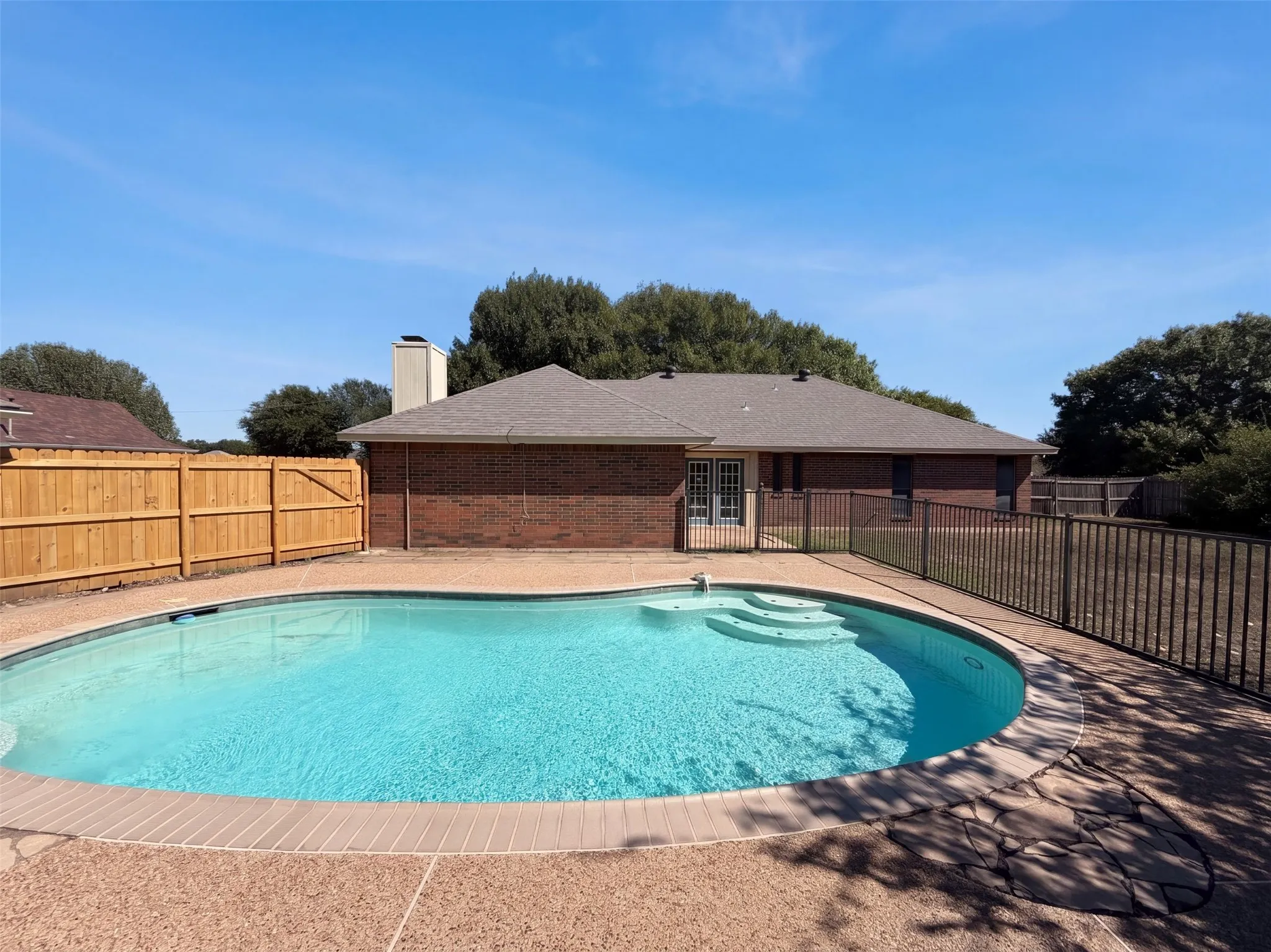 Single Family Residence For Sale in Ellis County , 133 Jason Drive, Red Oak, Texas 75154, 3 Bedroom, 2 Bathroom, 2 Garage spaces, 2,095 Sqft, built in 1987, mls#21407663, Real Estate Agent in Red Oak, Homes For Sale in Ellis county, Homes For Sale in Red Oak, Realtor in Red Oak Texas, Real Estate Brokerage Independent Realty Texas, Luminita Cordes Realtor