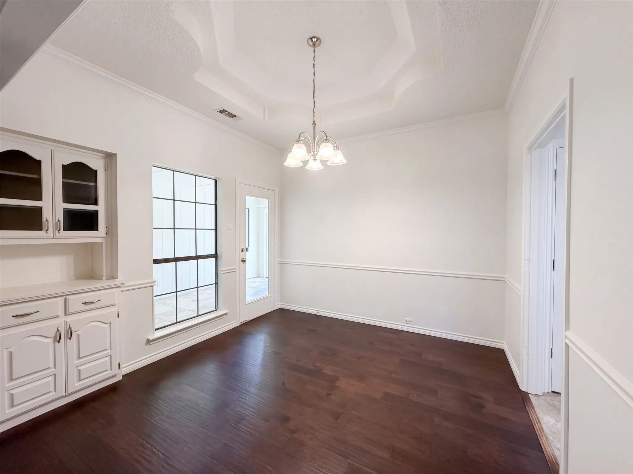 Single Family Residence For Sale in Ellis County , 133 Jason Drive, Red Oak, Texas 75154, 3 Bedroom, 2 Bathroom, 2 Garage spaces, 2,095 Sqft, built in 1987, mls#21407663, Real Estate Agent in Red Oak, Homes For Sale in Ellis county, Homes For Sale in Red Oak, Realtor in Red Oak Texas, Real Estate Brokerage Independent Realty Texas, Luminita Cordes Realtor