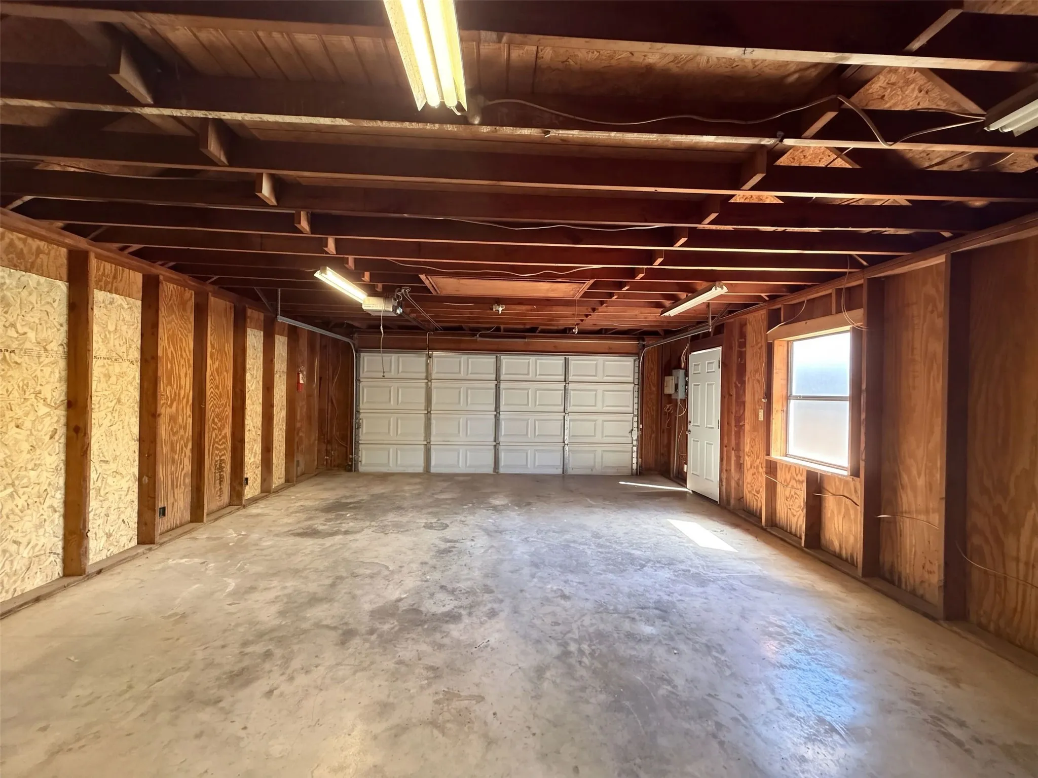 Single Family Residence For Sale in Ellis County , 133 Jason Drive, Red Oak, Texas 75154, 3 Bedroom, 2 Bathroom, 2 Garage spaces, 2,095 Sqft, built in 1987, mls#21407663, Real Estate Agent in Red Oak, Homes For Sale in Ellis county, Homes For Sale in Red Oak, Realtor in Red Oak Texas, Real Estate Brokerage Independent Realty Texas, Luminita Cordes Realtor