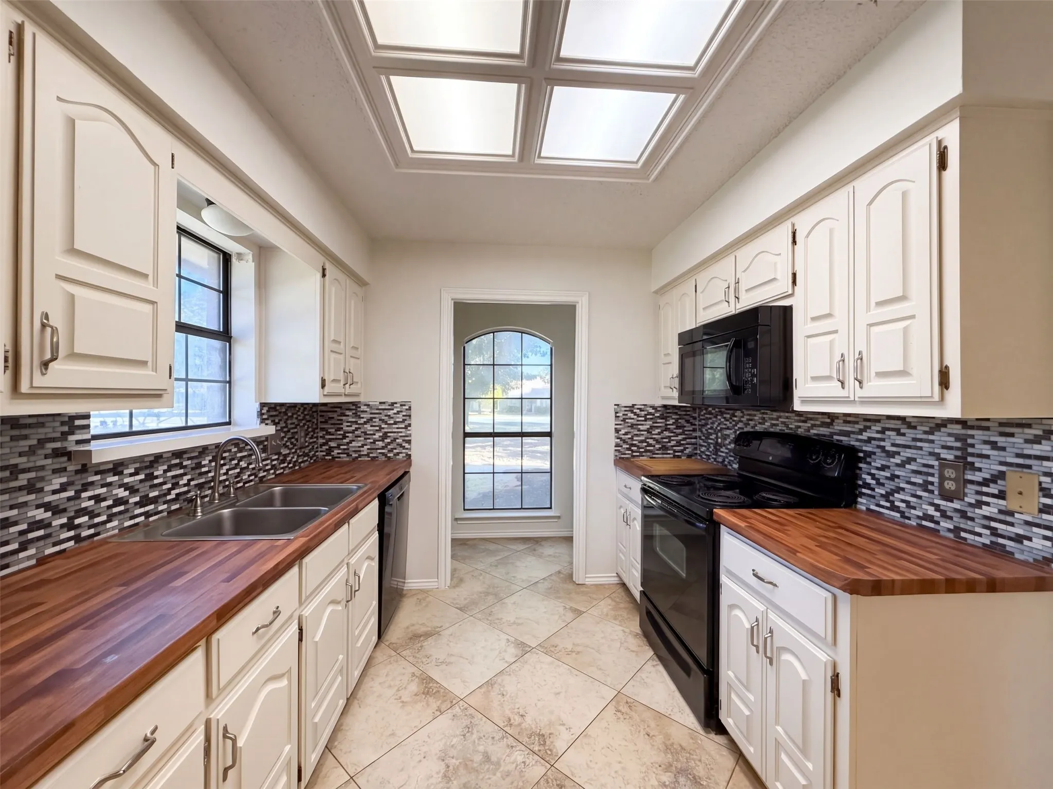 Single Family Residence For Sale in Ellis County , 133 Jason Drive, Red Oak, Texas 75154, 3 Bedroom, 2 Bathroom, 2 Garage spaces, 2,095 Sqft, built in 1987, mls#21407663, Real Estate Agent in Red Oak, Homes For Sale in Ellis county, Homes For Sale in Red Oak, Realtor in Red Oak Texas, Real Estate Brokerage Independent Realty Texas, Luminita Cordes Realtor