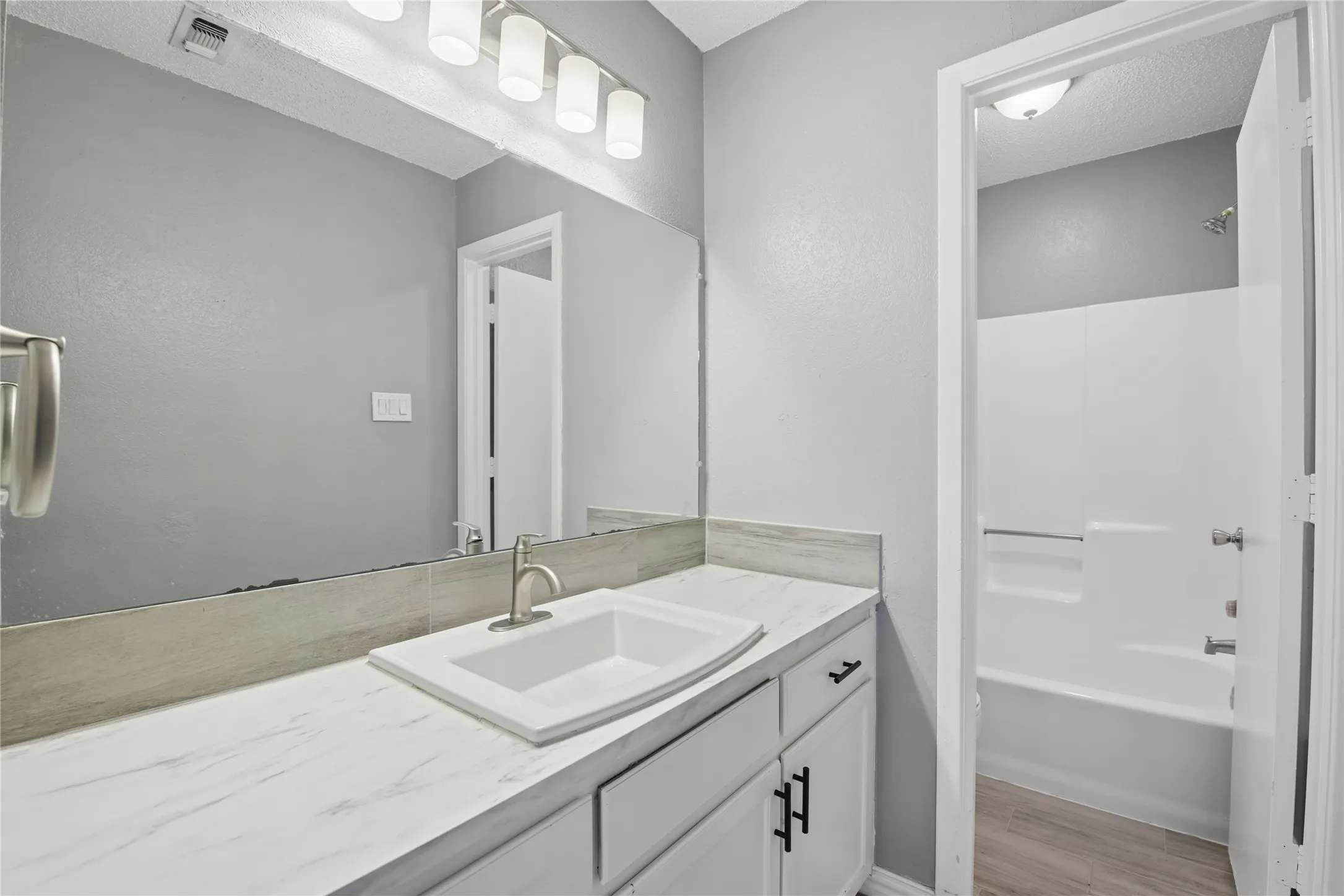 Single Family Residence For Sale in Tarrant County , 7726 Jennifer Lane, North Richland Hills, Texas 76182, 2 Bedroom, 2 Bathroom, Garage spaces, 1,077 Sqft, built in 1984, mls#21407618, Real Estate Agent in North Richland Hills, Homes For Sale in Tarrant county, Homes For Sale in North Richland Hills, Realtor in North Richland Hills Texas, Real Estate Brokerage Independent Realty Texas, Luminita Cordes Realtor