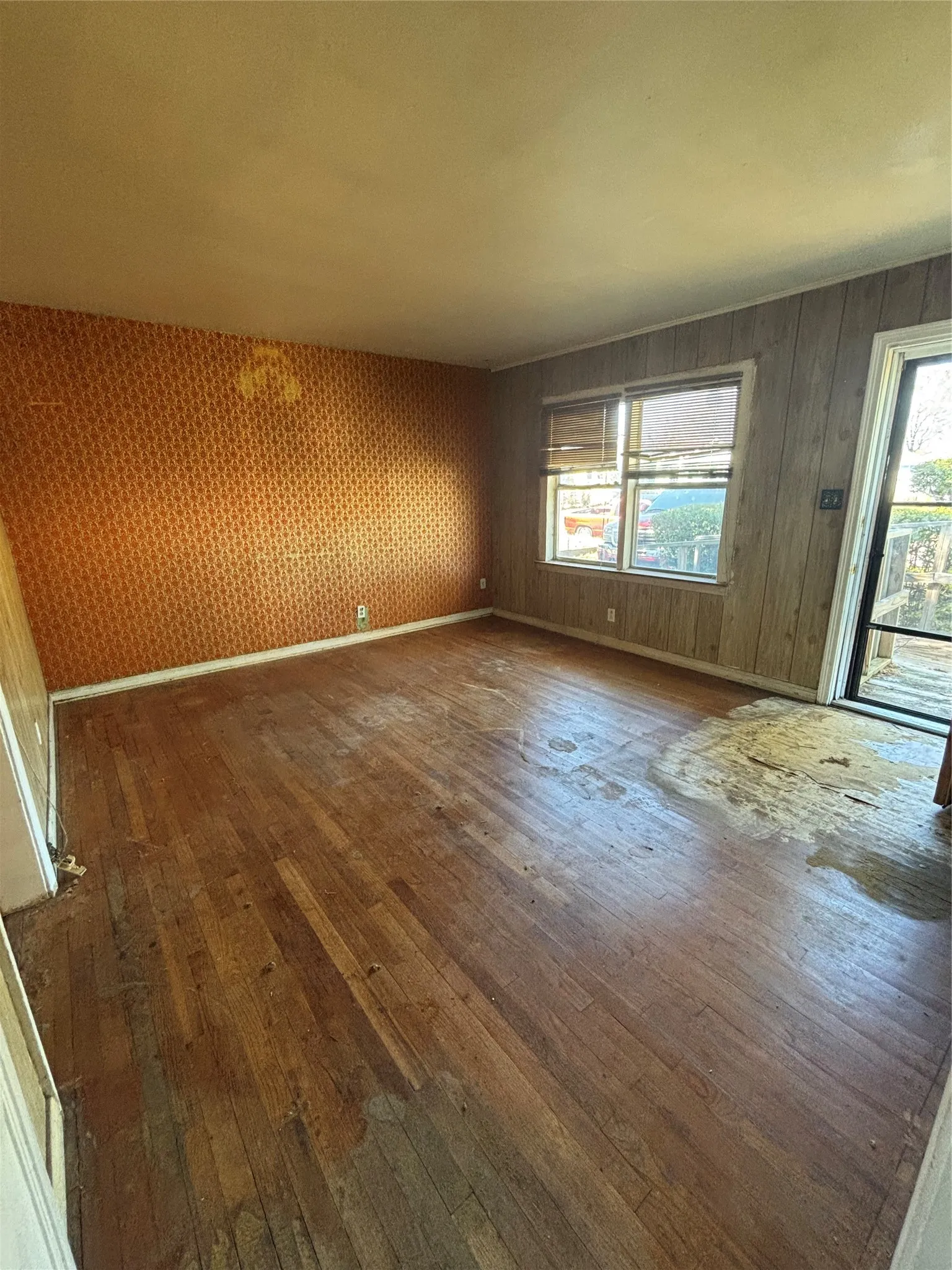 Single Family Residence For Sale in Tarrant County , 2436 Rattikin Road, Fort Worth, Texas 76105, 3 Bedroom, 1 Bathroom, Garage spaces, 1,008 Sqft, built in 1950, mls#21407674, Real Estate Agent in Fort Worth, Homes For Sale in Tarrant county, Homes For Sale in Fort Worth, Realtor in Fort Worth Texas, Real Estate Brokerage Independent Realty Texas, Luminita Cordes Realtor