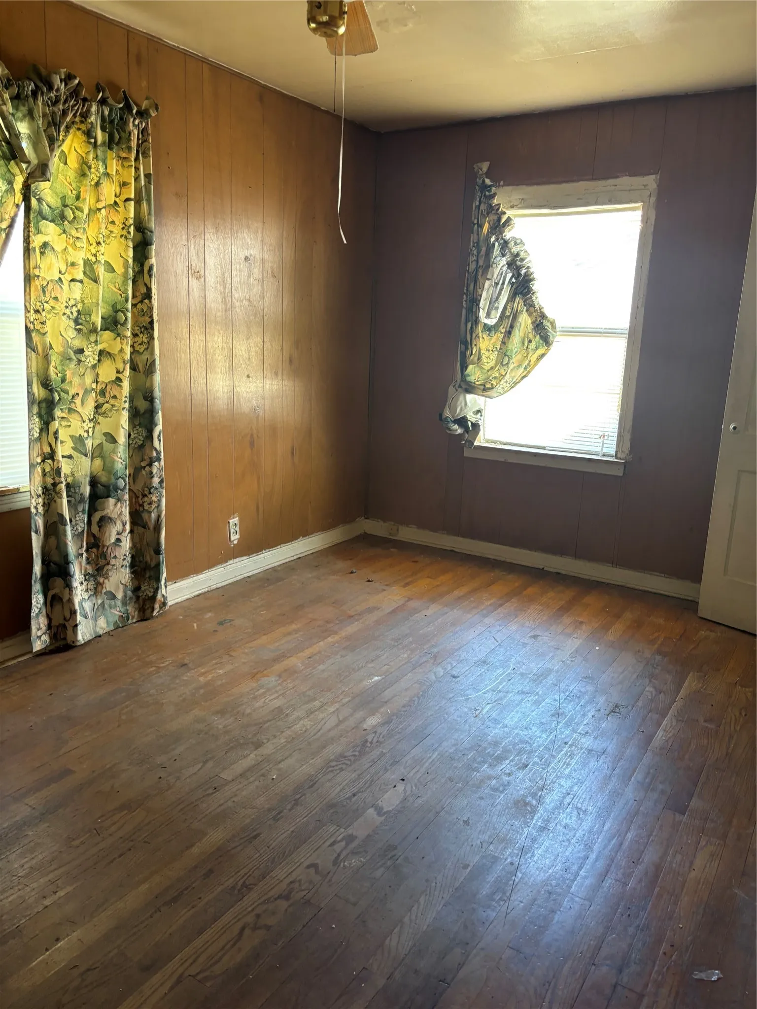Single Family Residence For Sale in Tarrant County , 2436 Rattikin Road, Fort Worth, Texas 76105, 3 Bedroom, 1 Bathroom, Garage spaces, 1,008 Sqft, built in 1950, mls#21407674, Real Estate Agent in Fort Worth, Homes For Sale in Tarrant county, Homes For Sale in Fort Worth, Realtor in Fort Worth Texas, Real Estate Brokerage Independent Realty Texas, Luminita Cordes Realtor