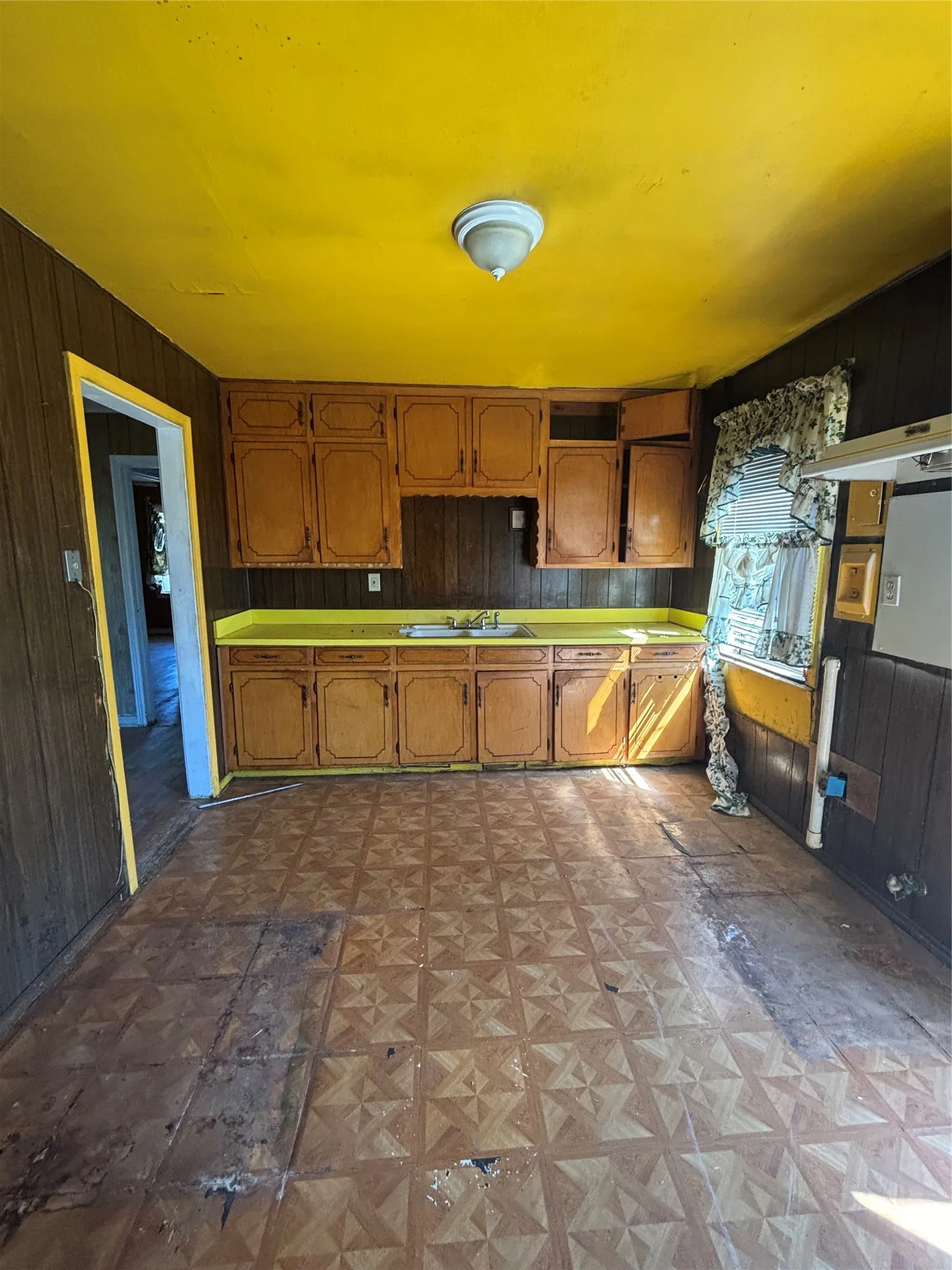 Single Family Residence For Sale in Tarrant County , 2436 Rattikin Road, Fort Worth, Texas 76105, 3 Bedroom, 1 Bathroom, Garage spaces, 1,008 Sqft, built in 1950, mls#21407674, Real Estate Agent in Fort Worth, Homes For Sale in Tarrant county, Homes For Sale in Fort Worth, Realtor in Fort Worth Texas, Real Estate Brokerage Independent Realty Texas, Luminita Cordes Realtor