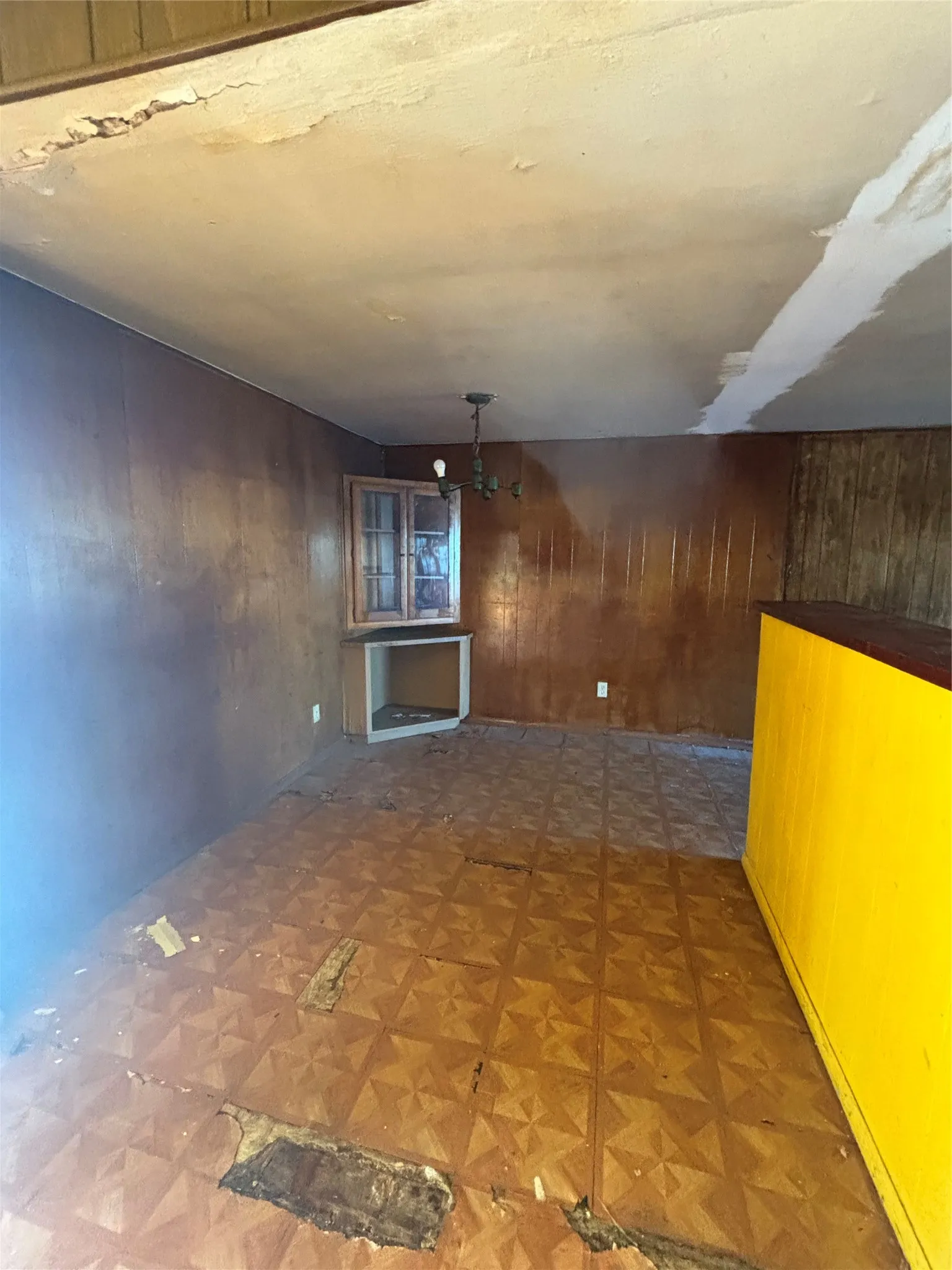 Single Family Residence For Sale in Tarrant County , 2436 Rattikin Road, Fort Worth, Texas 76105, 3 Bedroom, 1 Bathroom, Garage spaces, 1,008 Sqft, built in 1950, mls#21407674, Real Estate Agent in Fort Worth, Homes For Sale in Tarrant county, Homes For Sale in Fort Worth, Realtor in Fort Worth Texas, Real Estate Brokerage Independent Realty Texas, Luminita Cordes Realtor