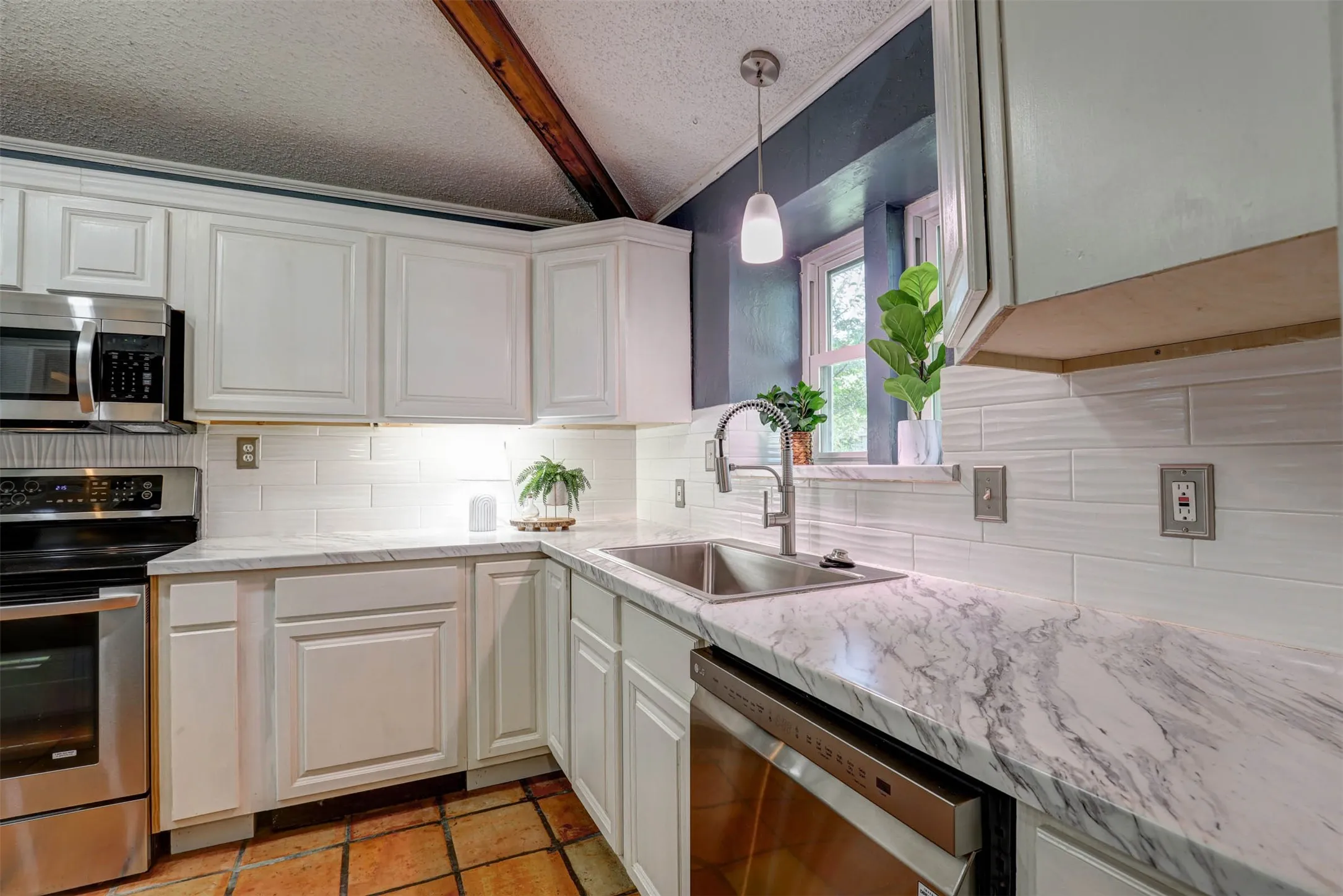 Single Family Residence For Sale in Denton County , 1910 Middle Glen Drive, Carrollton, Texas 75007, 4 Bedroom, 2 Bathroom, 2 Garage spaces, 2,135 Sqft, built in 1984, mls#21405533, Real Estate Agent in Carrollton, Homes For Sale in Denton county, Homes For Sale in Carrollton, Realtor in Carrollton Texas, Real Estate Brokerage Independent Realty Texas, Luminita Cordes Realtor