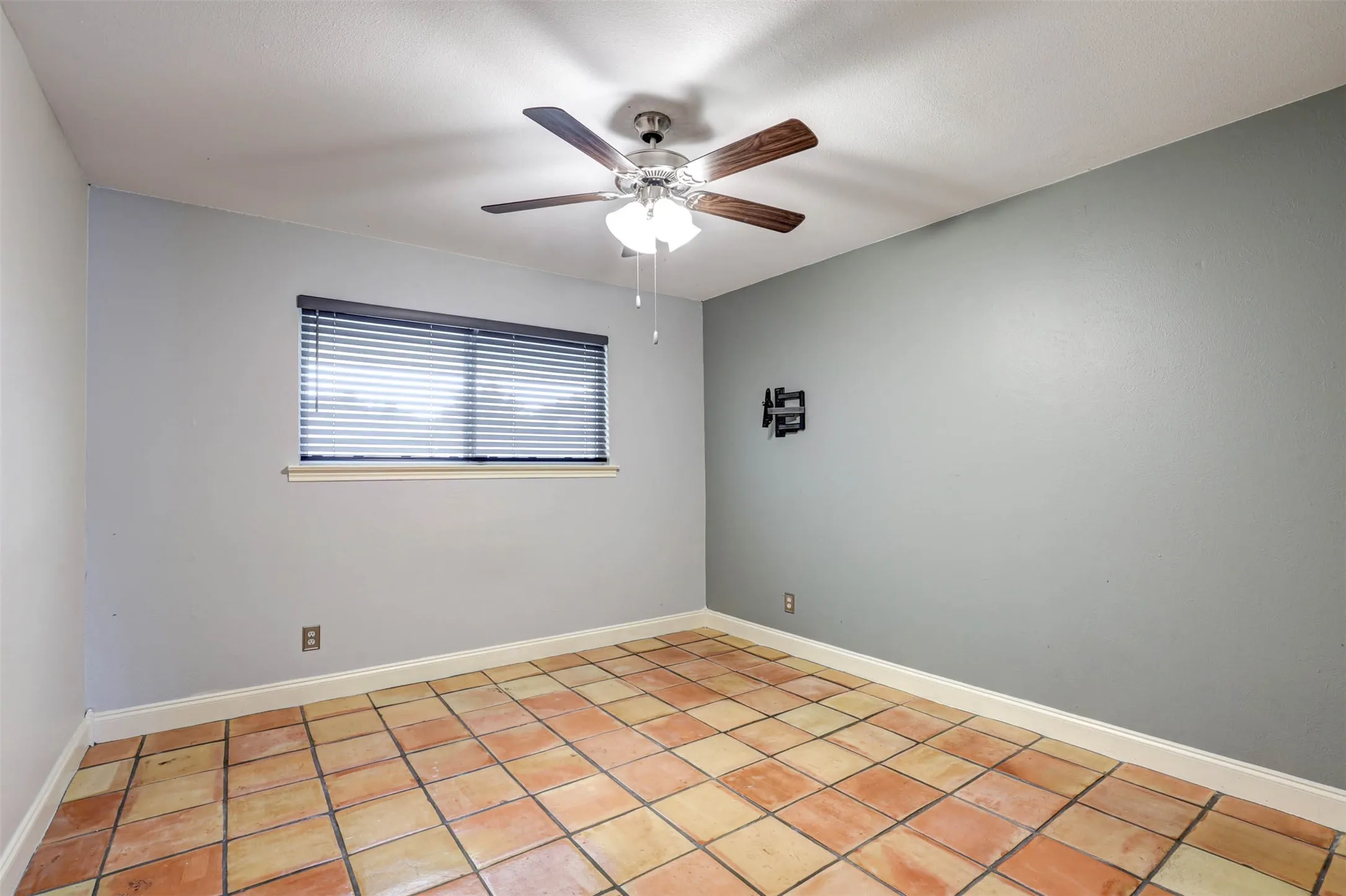 Single Family Residence For Sale in Denton County , 1910 Middle Glen Drive, Carrollton, Texas 75007, 4 Bedroom, 2 Bathroom, 2 Garage spaces, 2,135 Sqft, built in 1984, mls#21405533, Real Estate Agent in Carrollton, Homes For Sale in Denton county, Homes For Sale in Carrollton, Realtor in Carrollton Texas, Real Estate Brokerage Independent Realty Texas, Luminita Cordes Realtor