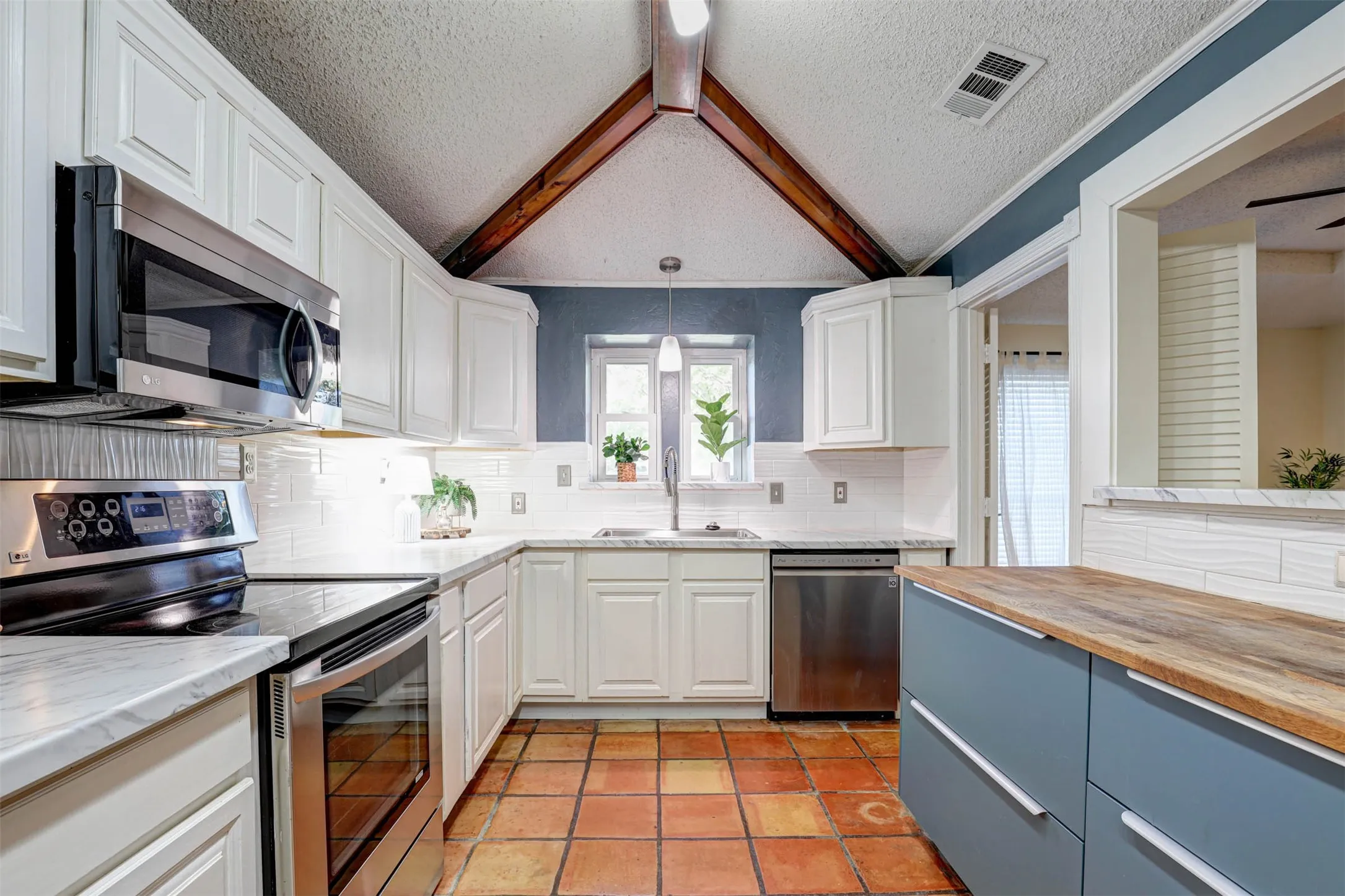 Single Family Residence For Sale in Denton County , 1910 Middle Glen Drive, Carrollton, Texas 75007, 4 Bedroom, 2 Bathroom, 2 Garage spaces, 2,135 Sqft, built in 1984, mls#21405533, Real Estate Agent in Carrollton, Homes For Sale in Denton county, Homes For Sale in Carrollton, Realtor in Carrollton Texas, Real Estate Brokerage Independent Realty Texas, Luminita Cordes Realtor