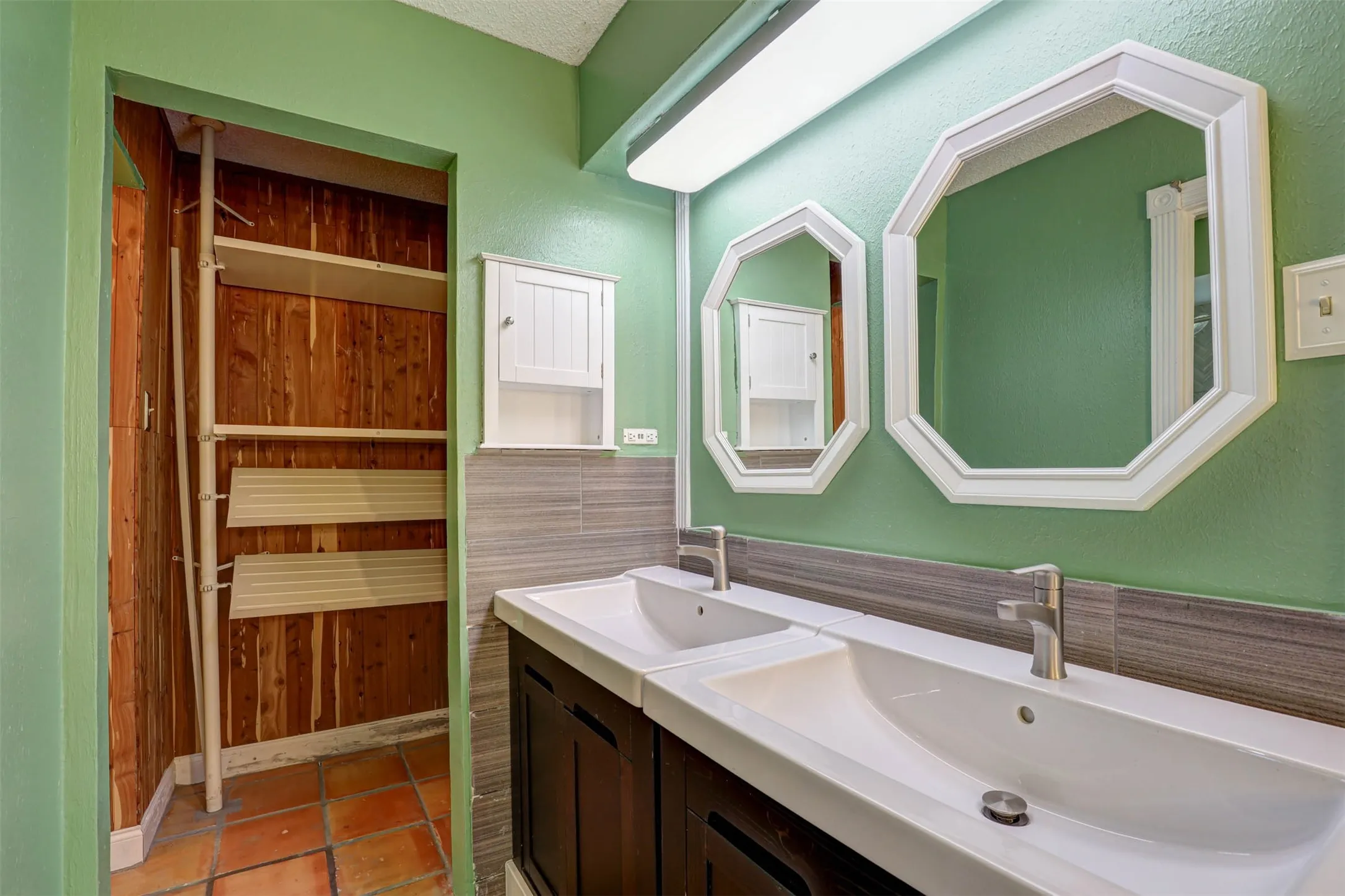 Single Family Residence For Sale in Denton County , 1910 Middle Glen Drive, Carrollton, Texas 75007, 4 Bedroom, 2 Bathroom, 2 Garage spaces, 2,135 Sqft, built in 1984, mls#21405533, Real Estate Agent in Carrollton, Homes For Sale in Denton county, Homes For Sale in Carrollton, Realtor in Carrollton Texas, Real Estate Brokerage Independent Realty Texas, Luminita Cordes Realtor