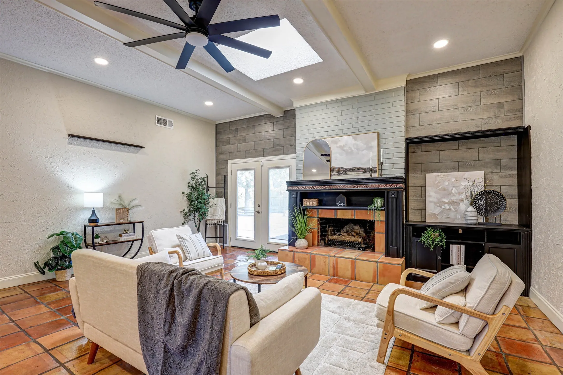 Single Family Residence For Sale in Denton County , 1910 Middle Glen Drive, Carrollton, Texas 75007, 4 Bedroom, 2 Bathroom, 2 Garage spaces, 2,135 Sqft, built in 1984, mls#21405533, Real Estate Agent in Carrollton, Homes For Sale in Denton county, Homes For Sale in Carrollton, Realtor in Carrollton Texas, Real Estate Brokerage Independent Realty Texas, Luminita Cordes Realtor