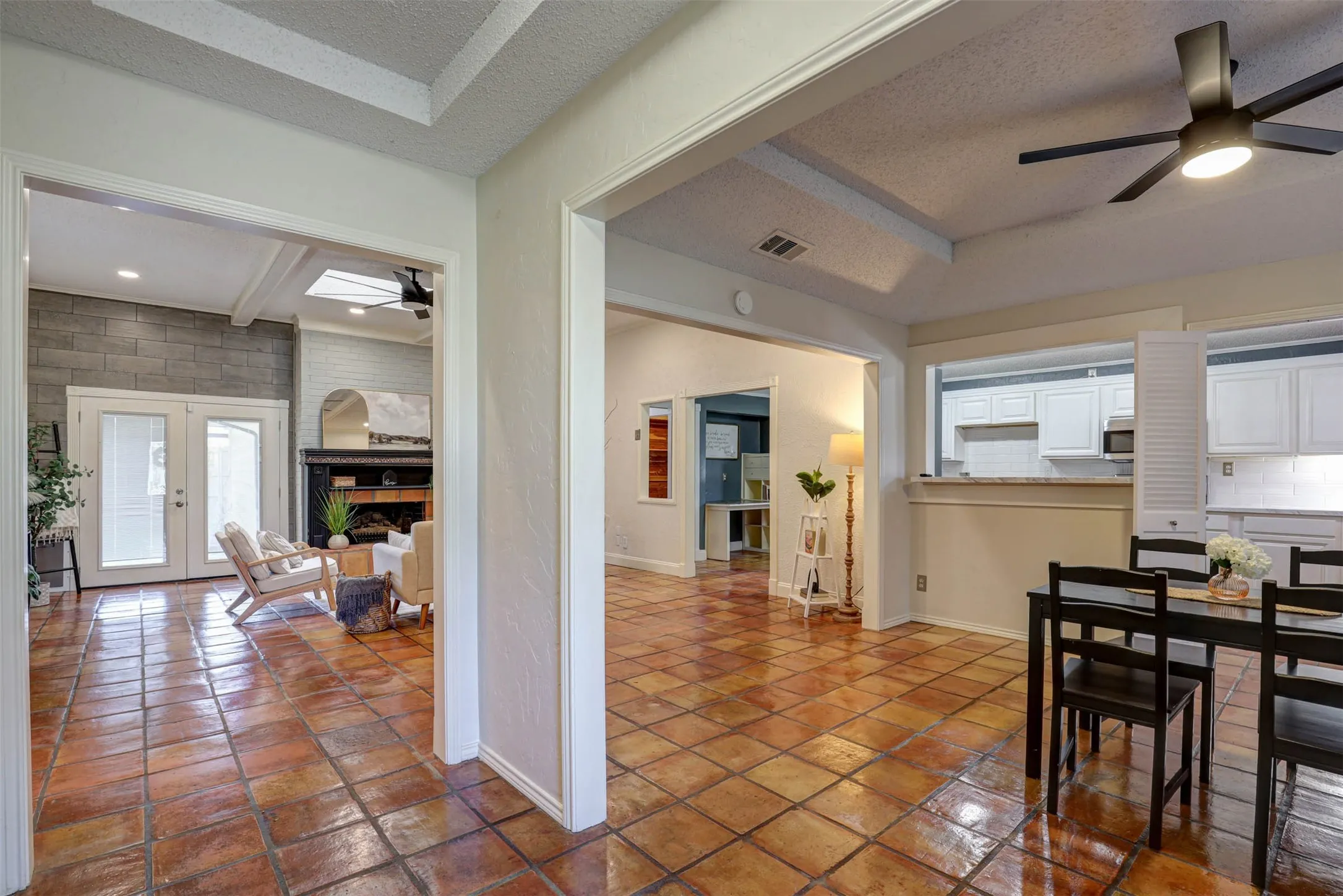 Single Family Residence For Sale in Denton County , 1910 Middle Glen Drive, Carrollton, Texas 75007, 4 Bedroom, 2 Bathroom, 2 Garage spaces, 2,135 Sqft, built in 1984, mls#21405533, Real Estate Agent in Carrollton, Homes For Sale in Denton county, Homes For Sale in Carrollton, Realtor in Carrollton Texas, Real Estate Brokerage Independent Realty Texas, Luminita Cordes Realtor