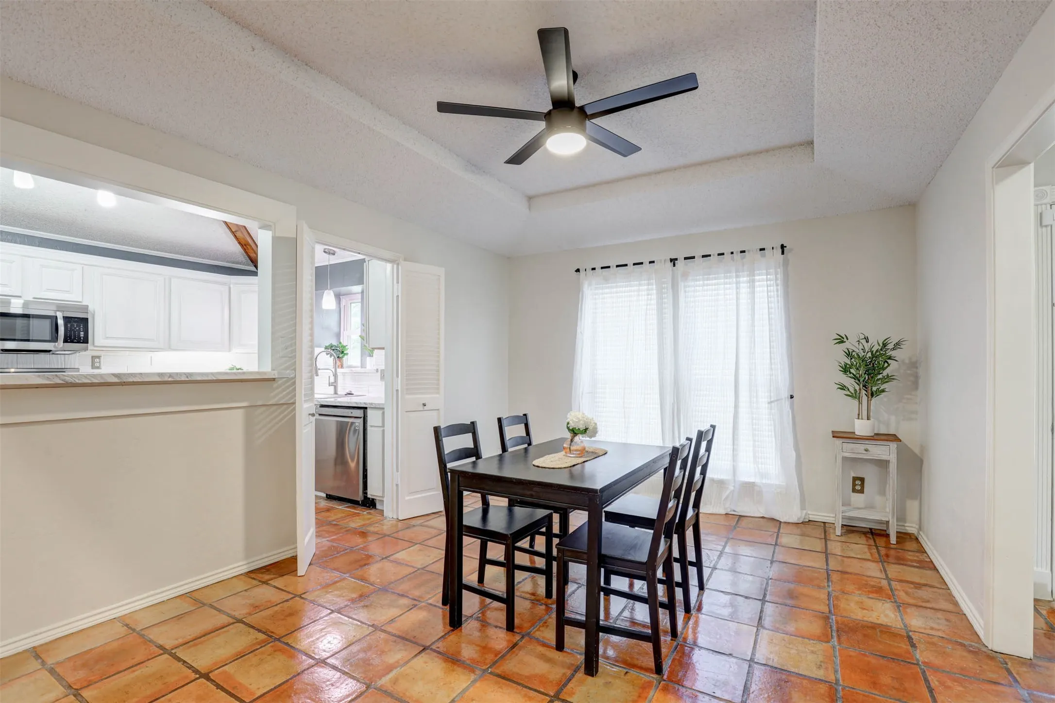 Single Family Residence For Sale in Denton County , 1910 Middle Glen Drive, Carrollton, Texas 75007, 4 Bedroom, 2 Bathroom, 2 Garage spaces, 2,135 Sqft, built in 1984, mls#21405533, Real Estate Agent in Carrollton, Homes For Sale in Denton county, Homes For Sale in Carrollton, Realtor in Carrollton Texas, Real Estate Brokerage Independent Realty Texas, Luminita Cordes Realtor
