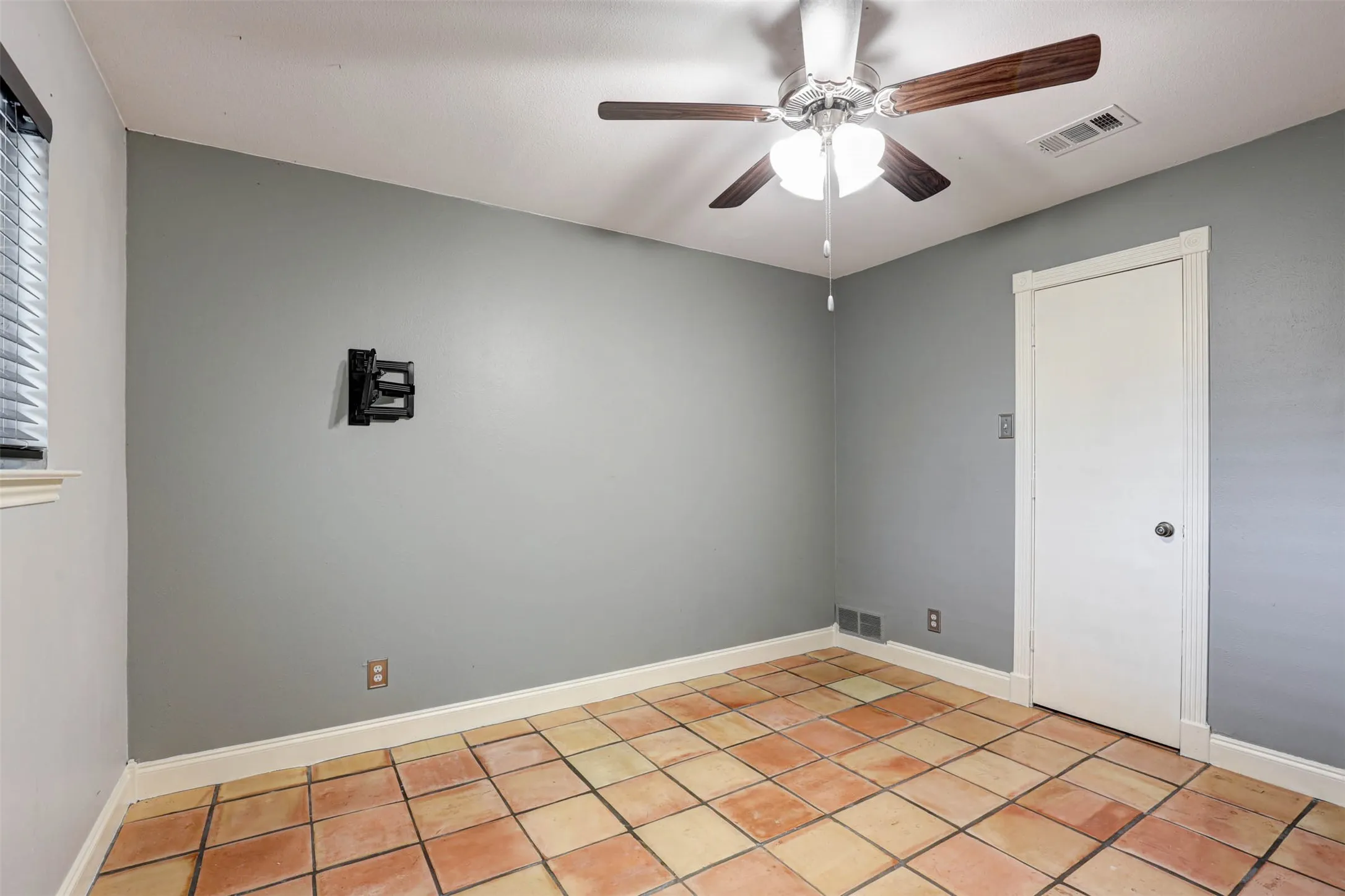 Single Family Residence For Sale in Denton County , 1910 Middle Glen Drive, Carrollton, Texas 75007, 4 Bedroom, 2 Bathroom, 2 Garage spaces, 2,135 Sqft, built in 1984, mls#21405533, Real Estate Agent in Carrollton, Homes For Sale in Denton county, Homes For Sale in Carrollton, Realtor in Carrollton Texas, Real Estate Brokerage Independent Realty Texas, Luminita Cordes Realtor