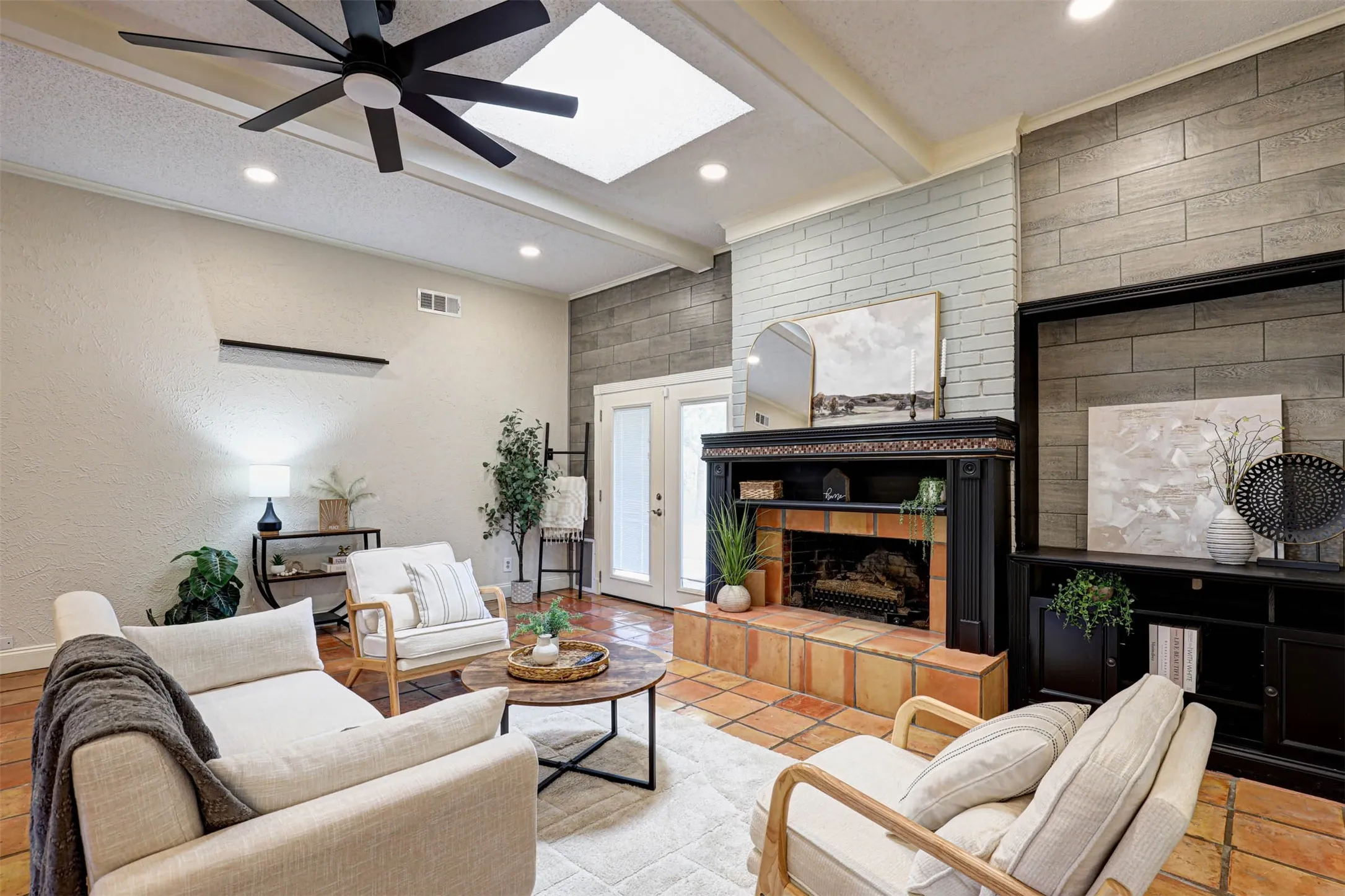 Single Family Residence For Sale in Denton County , 1910 Middle Glen Drive, Carrollton, Texas 75007, 4 Bedroom, 2 Bathroom, 2 Garage spaces, 2,135 Sqft, built in 1984, mls#21405533, Real Estate Agent in Carrollton, Homes For Sale in Denton county, Homes For Sale in Carrollton, Realtor in Carrollton Texas, Real Estate Brokerage Independent Realty Texas, Luminita Cordes Realtor