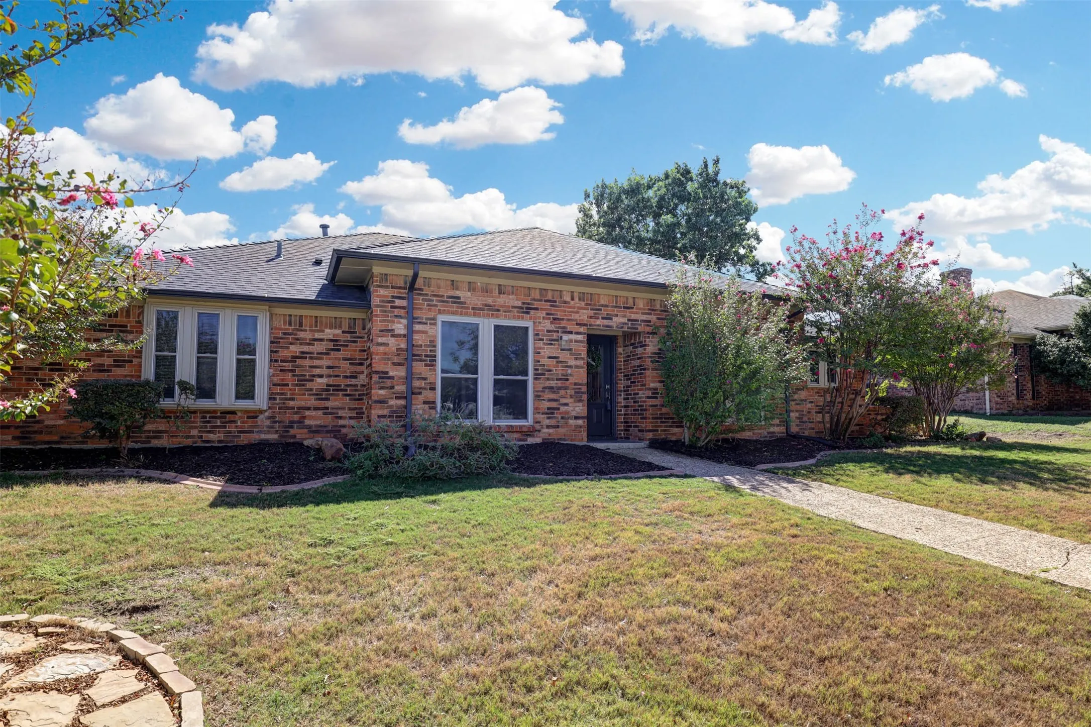 Single Family Residence For Sale in Denton County , 1910 Middle Glen Drive, Carrollton, Texas 75007, 4 Bedroom, 2 Bathroom, 2 Garage spaces, 2,135 Sqft, built in 1984, mls#21405533, Real Estate Agent in Carrollton, Homes For Sale in Denton county, Homes For Sale in Carrollton, Realtor in Carrollton Texas, Real Estate Brokerage Independent Realty Texas, Luminita Cordes Realtor