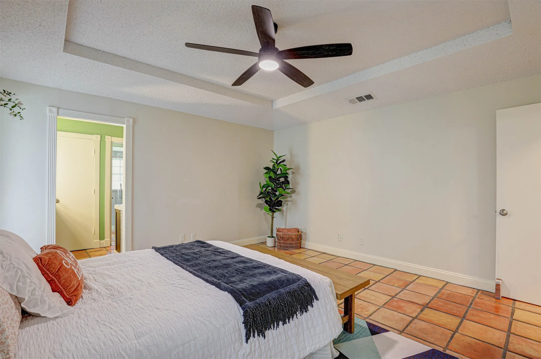 Single Family Residence For Sale in Denton County , 1910 Middle Glen Drive, Carrollton, Texas 75007, 4 Bedroom, 2 Bathroom, 2 Garage spaces, 2,135 Sqft, built in 1984, mls#21405533, Real Estate Agent in Carrollton, Homes For Sale in Denton county, Homes For Sale in Carrollton, Realtor in Carrollton Texas, Real Estate Brokerage Independent Realty Texas, Luminita Cordes Realtor