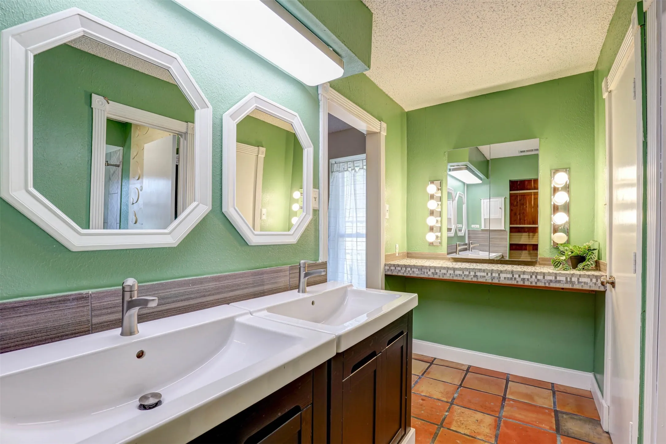 Single Family Residence For Sale in Denton County , 1910 Middle Glen Drive, Carrollton, Texas 75007, 4 Bedroom, 2 Bathroom, 2 Garage spaces, 2,135 Sqft, built in 1984, mls#21405533, Real Estate Agent in Carrollton, Homes For Sale in Denton county, Homes For Sale in Carrollton, Realtor in Carrollton Texas, Real Estate Brokerage Independent Realty Texas, Luminita Cordes Realtor