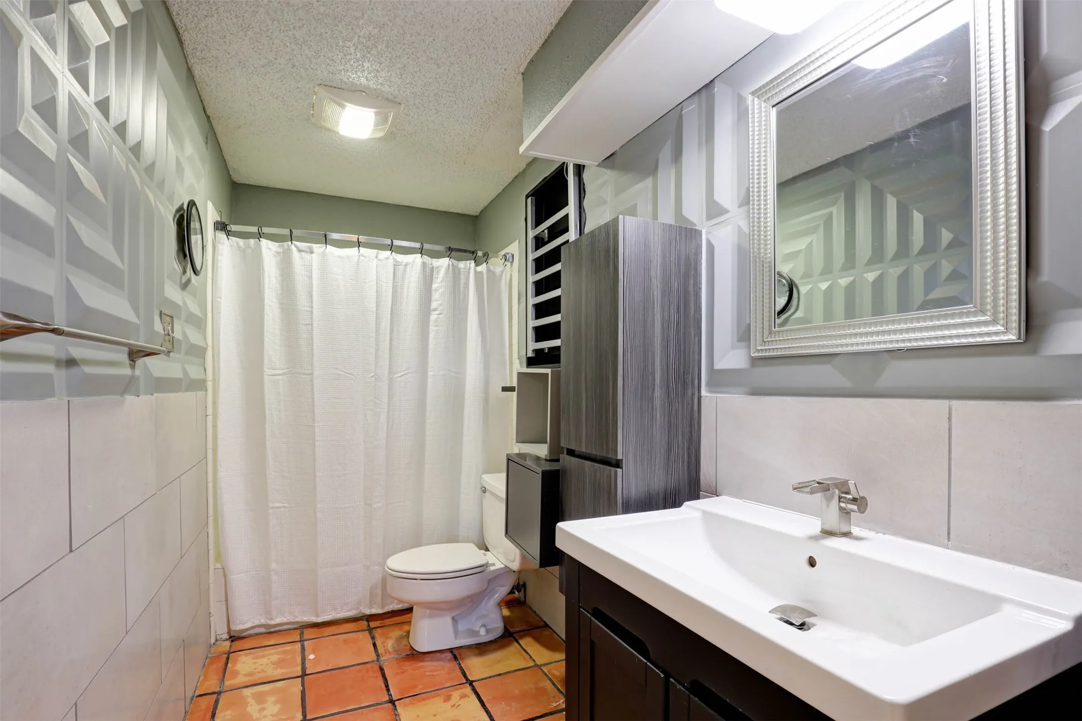 Single Family Residence For Sale in Denton County , 1910 Middle Glen Drive, Carrollton, Texas 75007, 4 Bedroom, 2 Bathroom, 2 Garage spaces, 2,135 Sqft, built in 1984, mls#21405533, Real Estate Agent in Carrollton, Homes For Sale in Denton county, Homes For Sale in Carrollton, Realtor in Carrollton Texas, Real Estate Brokerage Independent Realty Texas, Luminita Cordes Realtor