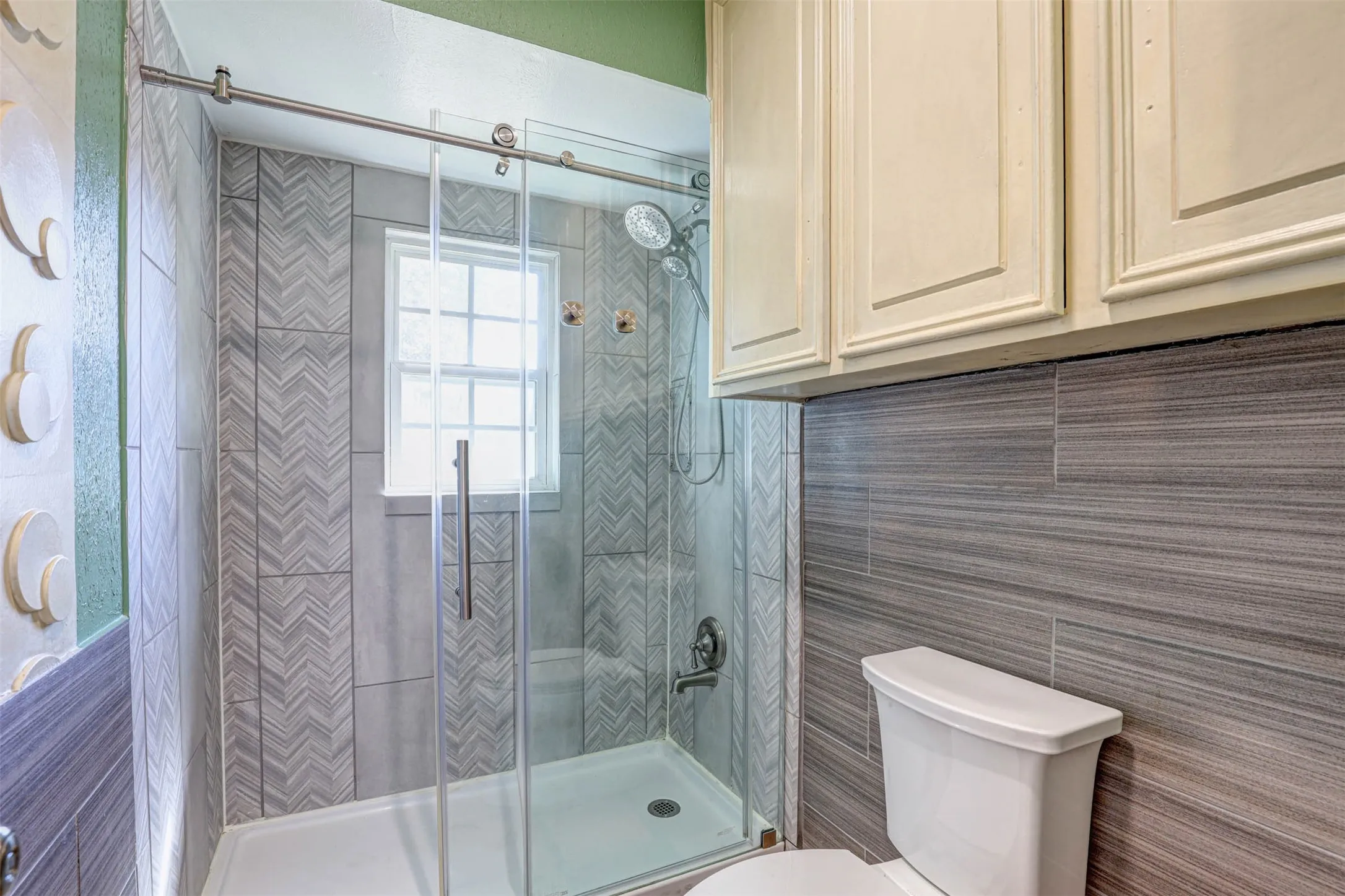 Single Family Residence For Sale in Denton County , 1910 Middle Glen Drive, Carrollton, Texas 75007, 4 Bedroom, 2 Bathroom, 2 Garage spaces, 2,135 Sqft, built in 1984, mls#21405533, Real Estate Agent in Carrollton, Homes For Sale in Denton county, Homes For Sale in Carrollton, Realtor in Carrollton Texas, Real Estate Brokerage Independent Realty Texas, Luminita Cordes Realtor