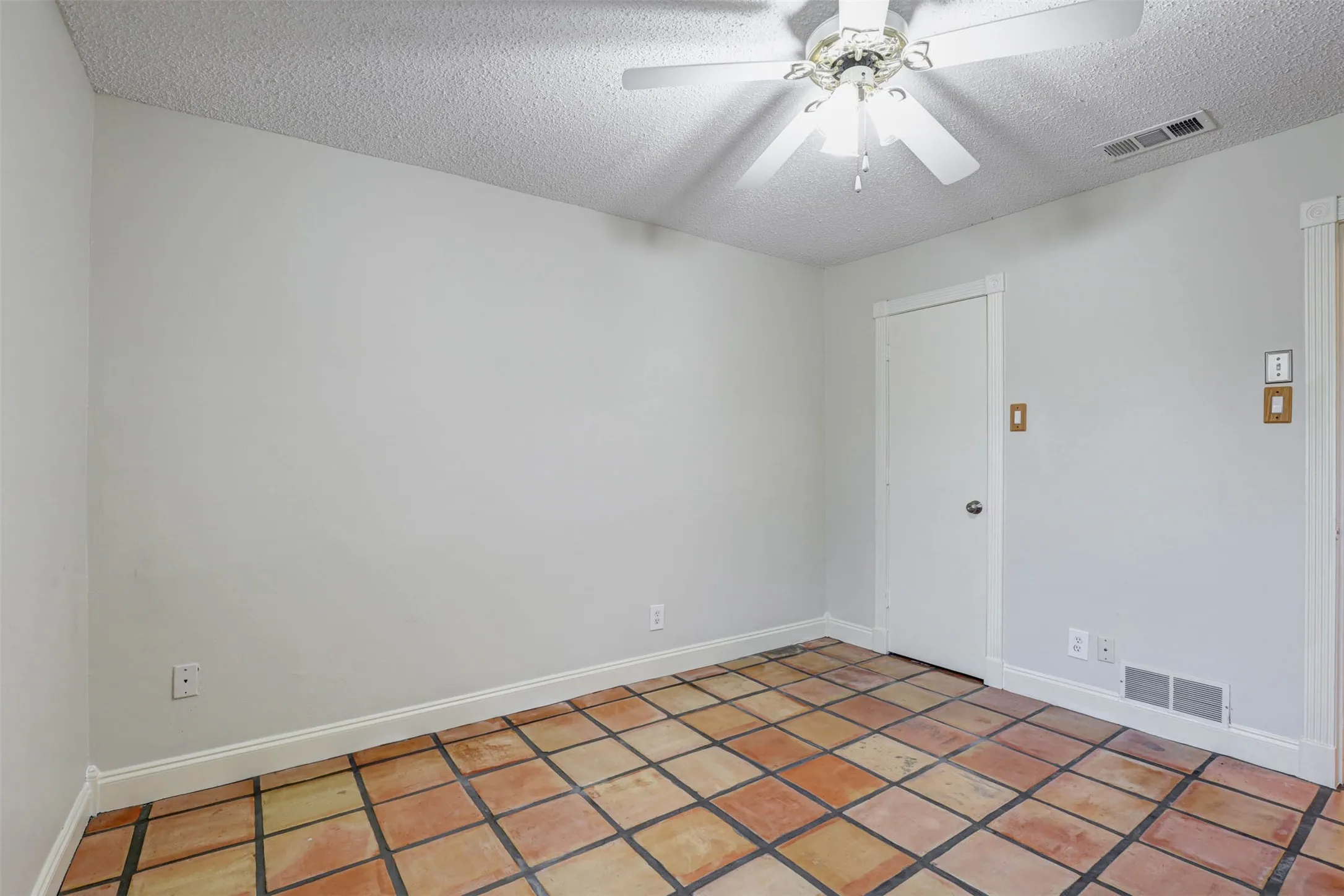 Single Family Residence For Sale in Denton County , 1910 Middle Glen Drive, Carrollton, Texas 75007, 4 Bedroom, 2 Bathroom, 2 Garage spaces, 2,135 Sqft, built in 1984, mls#21405533, Real Estate Agent in Carrollton, Homes For Sale in Denton county, Homes For Sale in Carrollton, Realtor in Carrollton Texas, Real Estate Brokerage Independent Realty Texas, Luminita Cordes Realtor