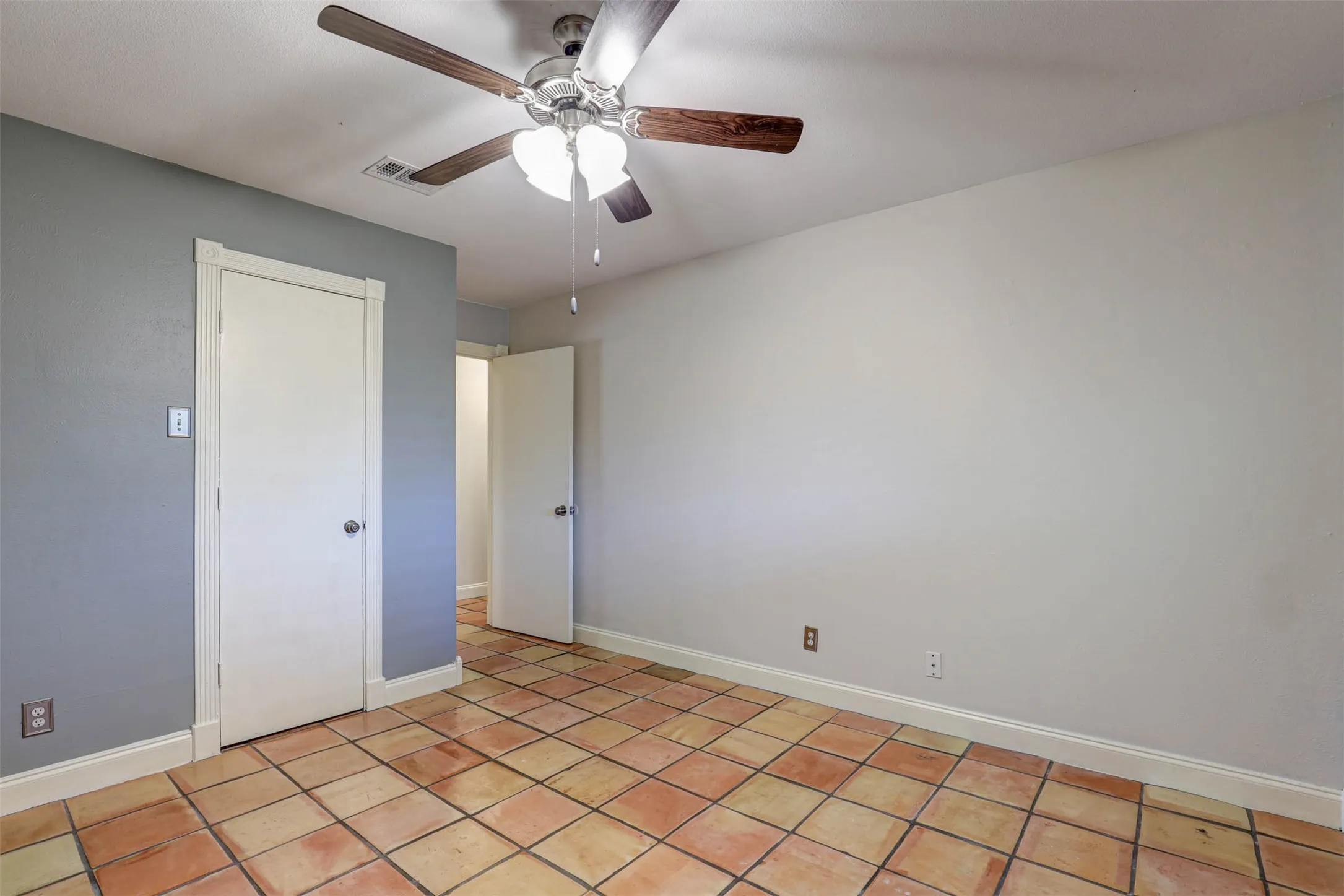 Single Family Residence For Sale in Denton County , 1910 Middle Glen Drive, Carrollton, Texas 75007, 4 Bedroom, 2 Bathroom, 2 Garage spaces, 2,135 Sqft, built in 1984, mls#21405533, Real Estate Agent in Carrollton, Homes For Sale in Denton county, Homes For Sale in Carrollton, Realtor in Carrollton Texas, Real Estate Brokerage Independent Realty Texas, Luminita Cordes Realtor