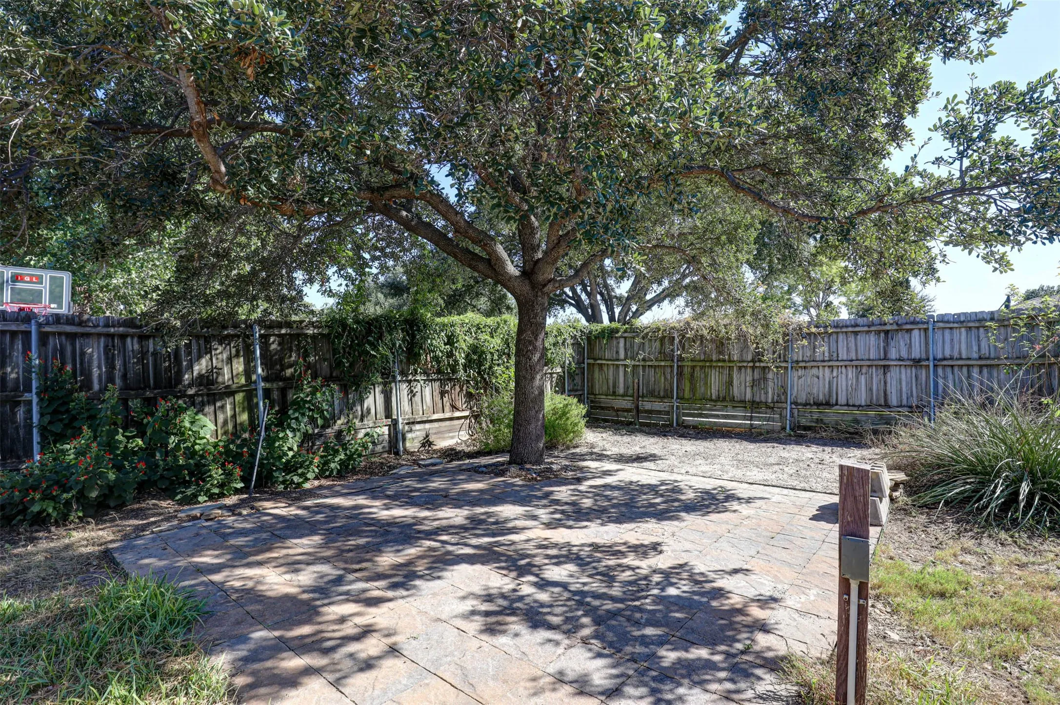 Single Family Residence For Sale in Denton County , 1910 Middle Glen Drive, Carrollton, Texas 75007, 4 Bedroom, 2 Bathroom, 2 Garage spaces, 2,135 Sqft, built in 1984, mls#21405533, Real Estate Agent in Carrollton, Homes For Sale in Denton county, Homes For Sale in Carrollton, Realtor in Carrollton Texas, Real Estate Brokerage Independent Realty Texas, Luminita Cordes Realtor