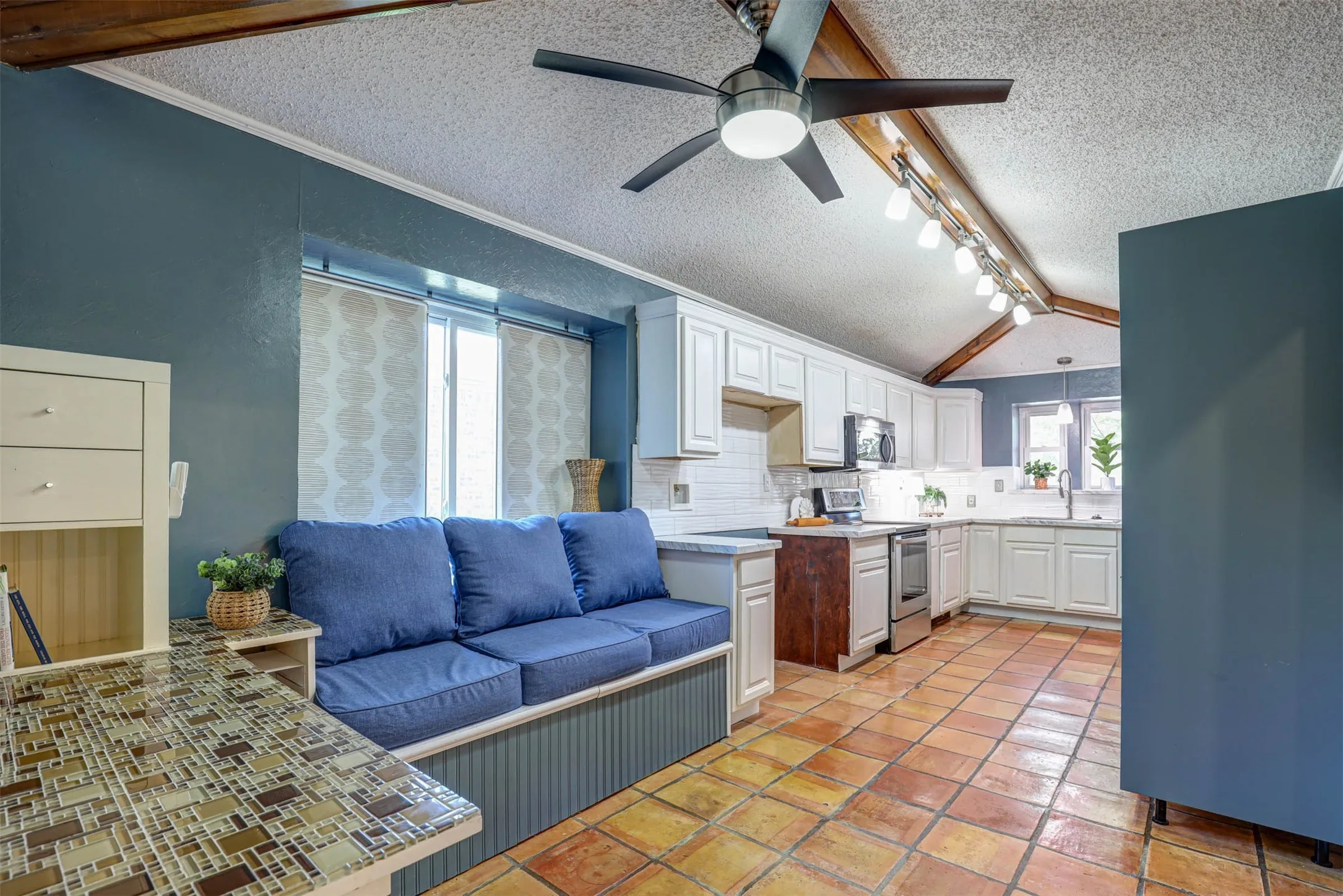 Single Family Residence For Sale in Denton County , 1910 Middle Glen Drive, Carrollton, Texas 75007, 4 Bedroom, 2 Bathroom, 2 Garage spaces, 2,135 Sqft, built in 1984, mls#21405533, Real Estate Agent in Carrollton, Homes For Sale in Denton county, Homes For Sale in Carrollton, Realtor in Carrollton Texas, Real Estate Brokerage Independent Realty Texas, Luminita Cordes Realtor