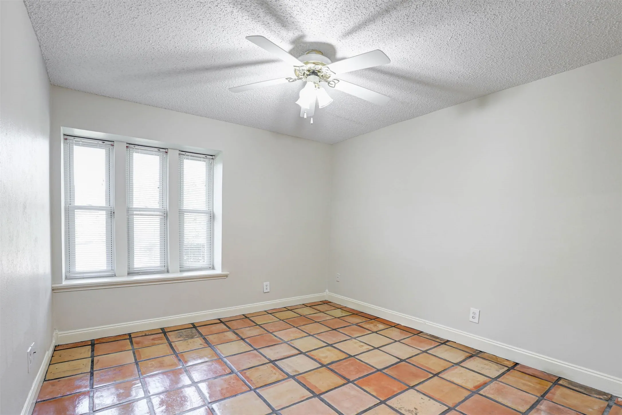 Single Family Residence For Sale in Denton County , 1910 Middle Glen Drive, Carrollton, Texas 75007, 4 Bedroom, 2 Bathroom, 2 Garage spaces, 2,135 Sqft, built in 1984, mls#21405533, Real Estate Agent in Carrollton, Homes For Sale in Denton county, Homes For Sale in Carrollton, Realtor in Carrollton Texas, Real Estate Brokerage Independent Realty Texas, Luminita Cordes Realtor
