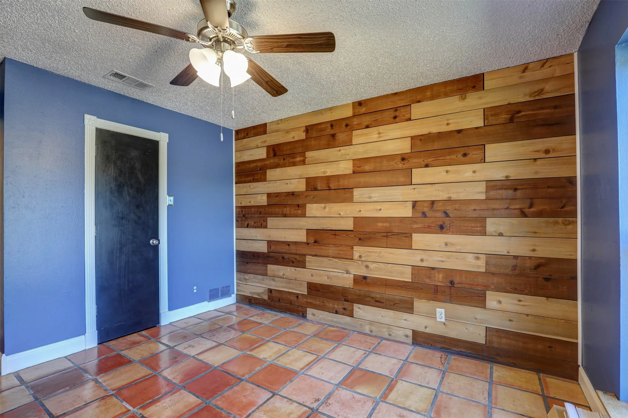 Single Family Residence For Sale in Denton County , 1910 Middle Glen Drive, Carrollton, Texas 75007, 4 Bedroom, 2 Bathroom, 2 Garage spaces, 2,135 Sqft, built in 1984, mls#21405533, Real Estate Agent in Carrollton, Homes For Sale in Denton county, Homes For Sale in Carrollton, Realtor in Carrollton Texas, Real Estate Brokerage Independent Realty Texas, Luminita Cordes Realtor