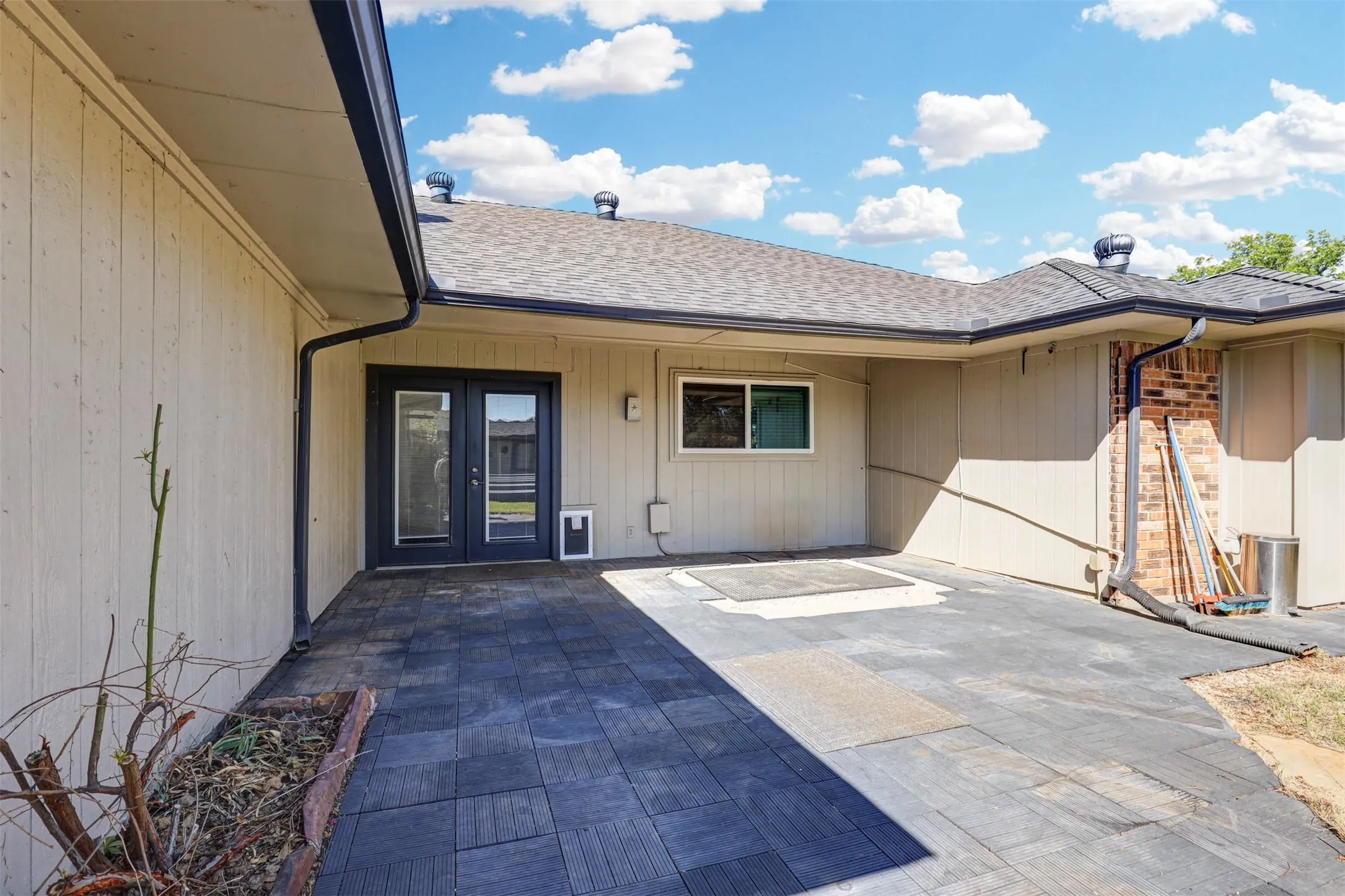 Single Family Residence For Sale in Denton County , 1910 Middle Glen Drive, Carrollton, Texas 75007, 4 Bedroom, 2 Bathroom, 2 Garage spaces, 2,135 Sqft, built in 1984, mls#21405533, Real Estate Agent in Carrollton, Homes For Sale in Denton county, Homes For Sale in Carrollton, Realtor in Carrollton Texas, Real Estate Brokerage Independent Realty Texas, Luminita Cordes Realtor