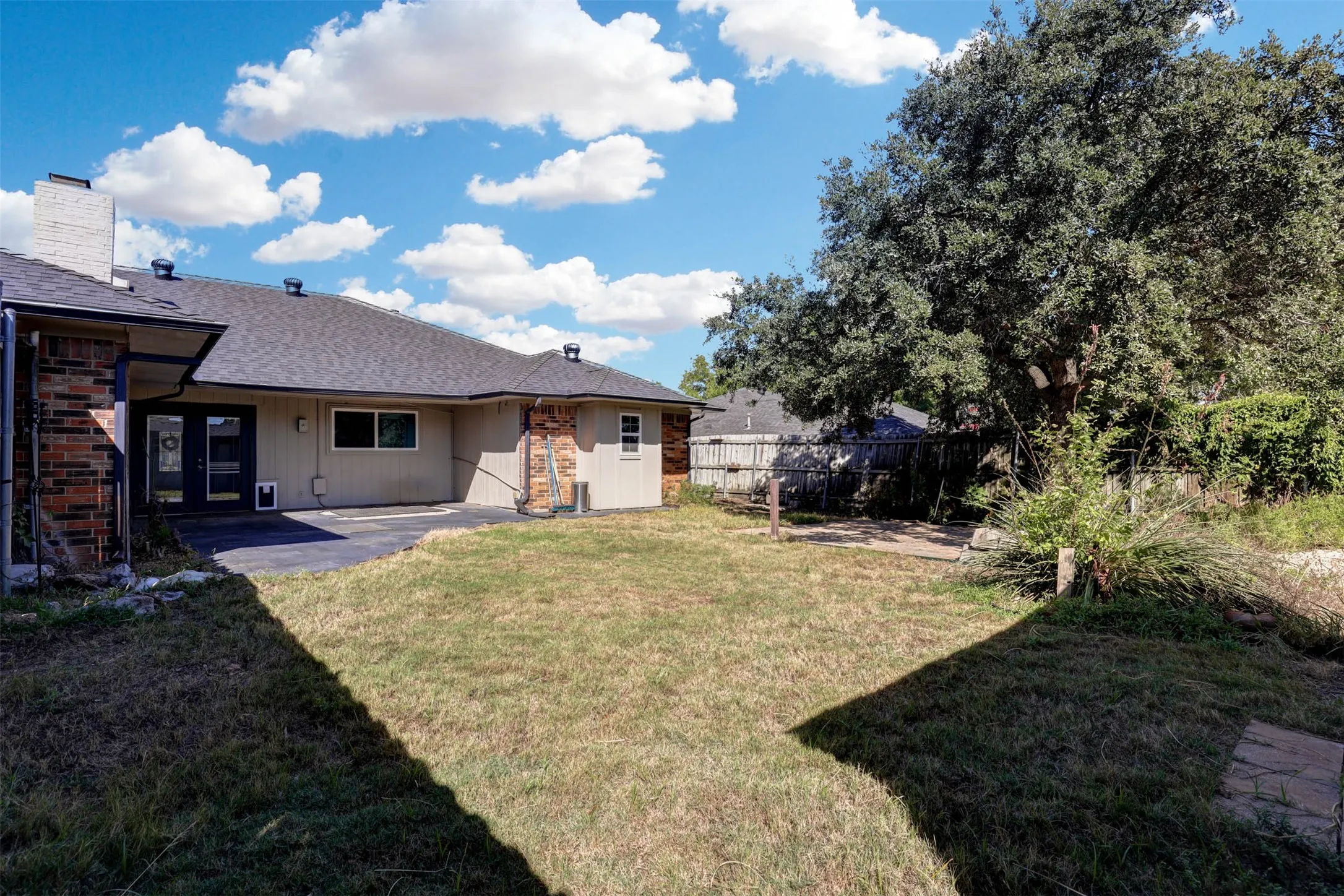 Single Family Residence For Sale in Denton County , 1910 Middle Glen Drive, Carrollton, Texas 75007, 4 Bedroom, 2 Bathroom, 2 Garage spaces, 2,135 Sqft, built in 1984, mls#21405533, Real Estate Agent in Carrollton, Homes For Sale in Denton county, Homes For Sale in Carrollton, Realtor in Carrollton Texas, Real Estate Brokerage Independent Realty Texas, Luminita Cordes Realtor