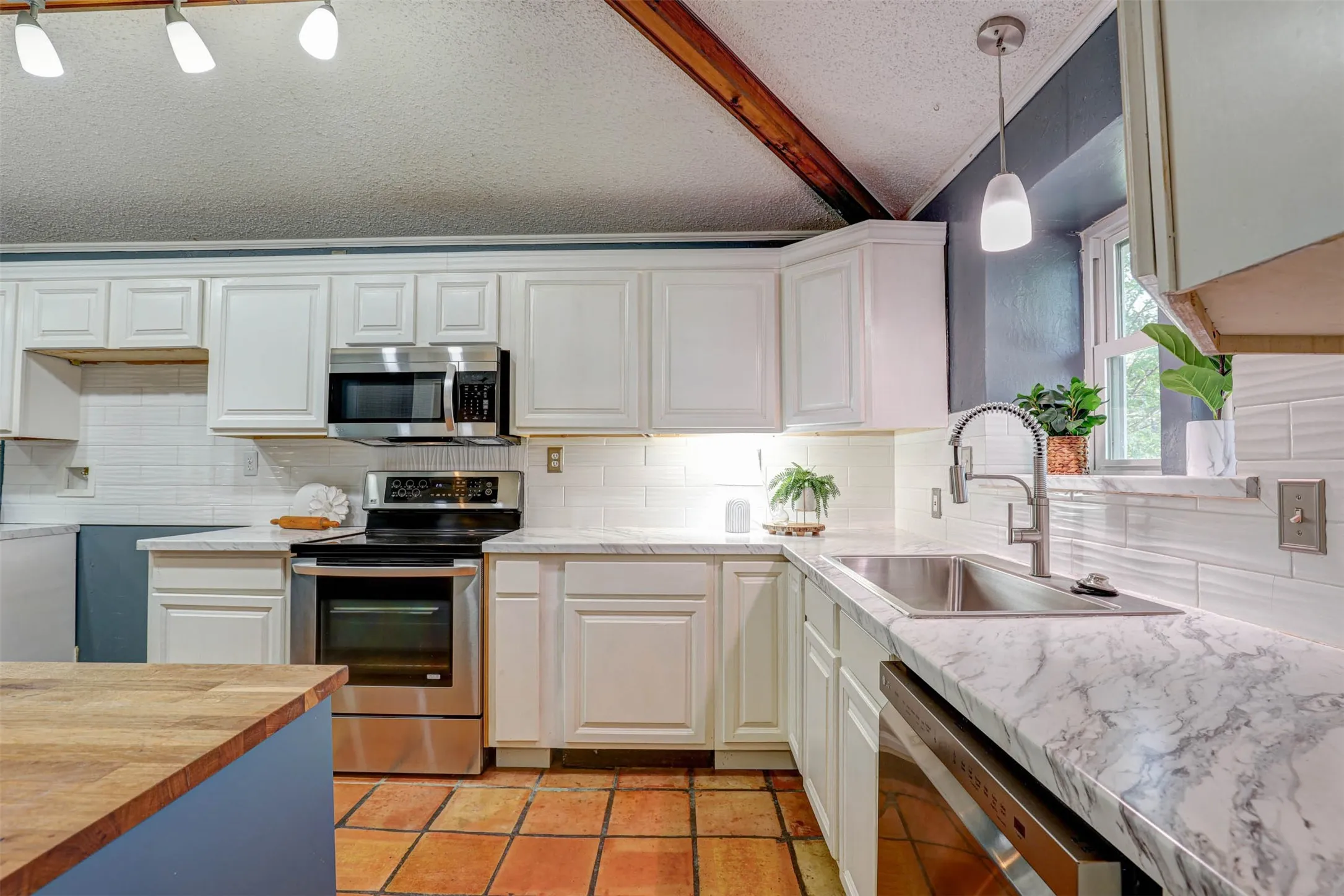 Single Family Residence For Sale in Denton County , 1910 Middle Glen Drive, Carrollton, Texas 75007, 4 Bedroom, 2 Bathroom, 2 Garage spaces, 2,135 Sqft, built in 1984, mls#21405533, Real Estate Agent in Carrollton, Homes For Sale in Denton county, Homes For Sale in Carrollton, Realtor in Carrollton Texas, Real Estate Brokerage Independent Realty Texas, Luminita Cordes Realtor