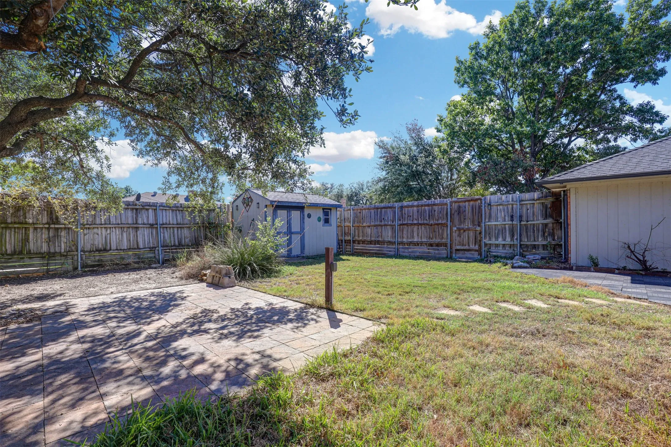 Single Family Residence For Sale in Denton County , 1910 Middle Glen Drive, Carrollton, Texas 75007, 4 Bedroom, 2 Bathroom, 2 Garage spaces, 2,135 Sqft, built in 1984, mls#21405533, Real Estate Agent in Carrollton, Homes For Sale in Denton county, Homes For Sale in Carrollton, Realtor in Carrollton Texas, Real Estate Brokerage Independent Realty Texas, Luminita Cordes Realtor