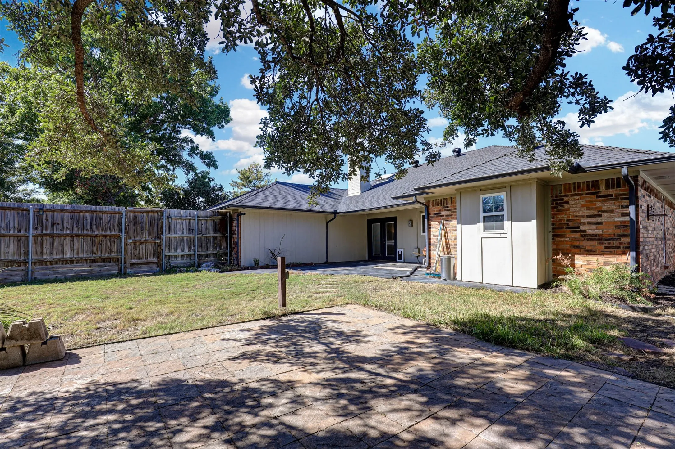 Single Family Residence For Sale in Denton County , 1910 Middle Glen Drive, Carrollton, Texas 75007, 4 Bedroom, 2 Bathroom, 2 Garage spaces, 2,135 Sqft, built in 1984, mls#21405533, Real Estate Agent in Carrollton, Homes For Sale in Denton county, Homes For Sale in Carrollton, Realtor in Carrollton Texas, Real Estate Brokerage Independent Realty Texas, Luminita Cordes Realtor