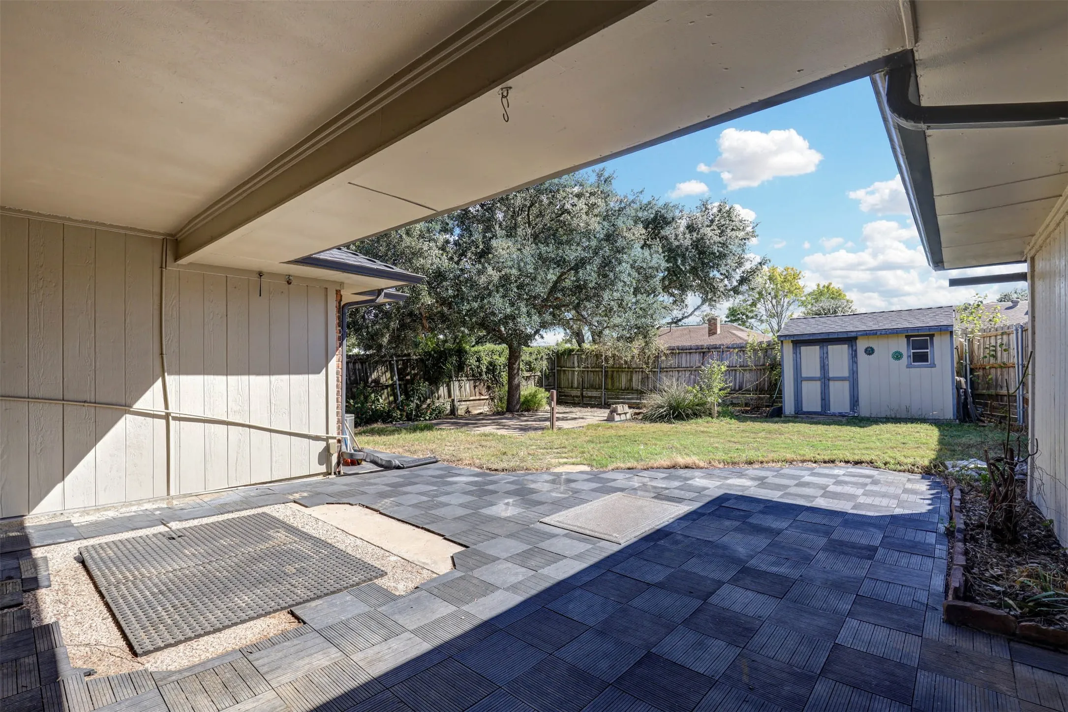 Single Family Residence For Sale in Denton County , 1910 Middle Glen Drive, Carrollton, Texas 75007, 4 Bedroom, 2 Bathroom, 2 Garage spaces, 2,135 Sqft, built in 1984, mls#21405533, Real Estate Agent in Carrollton, Homes For Sale in Denton county, Homes For Sale in Carrollton, Realtor in Carrollton Texas, Real Estate Brokerage Independent Realty Texas, Luminita Cordes Realtor